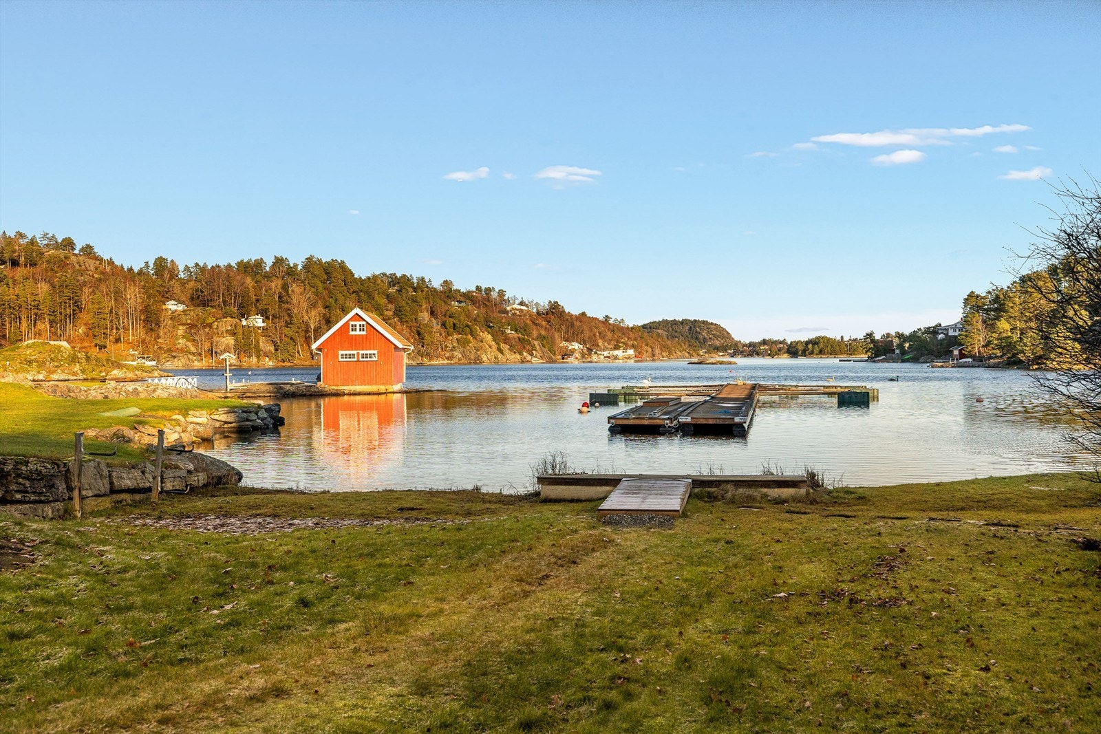 Felles bryggeanlegg med tilhørende båtplass. Båtplass og parkering er tinglyst. Galleribilde