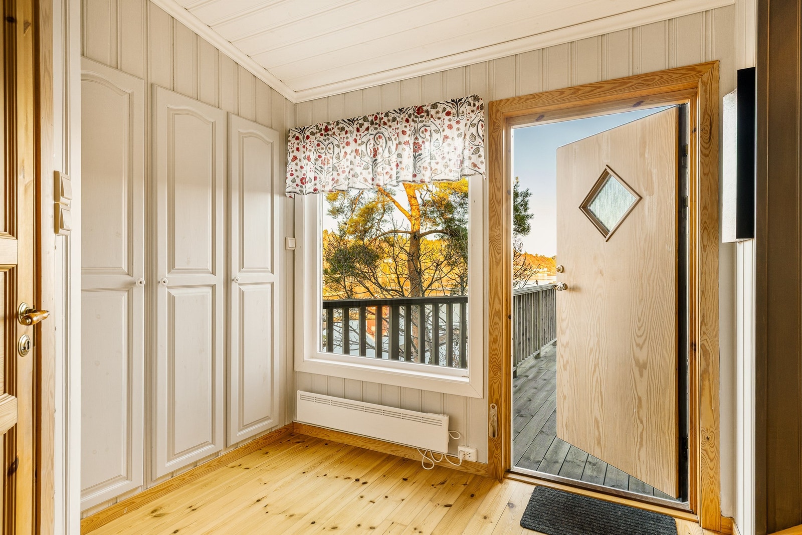 Entréen har god plass til oppbevaring og adkomst fra terrassen. Galleribilde