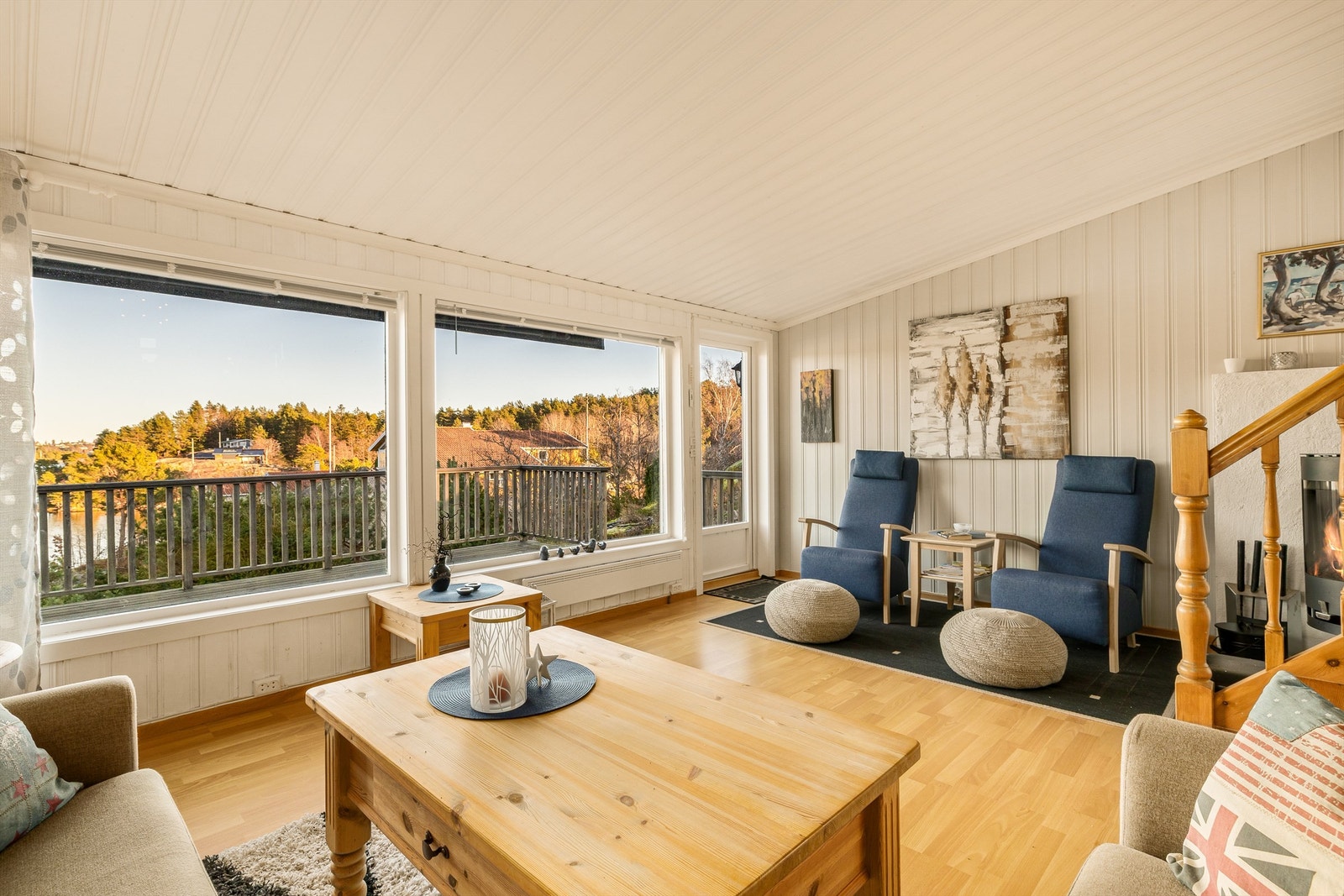 Store vinduer rammer inn utsikten og slipper inn rikelig med dagslys. Galleribilde