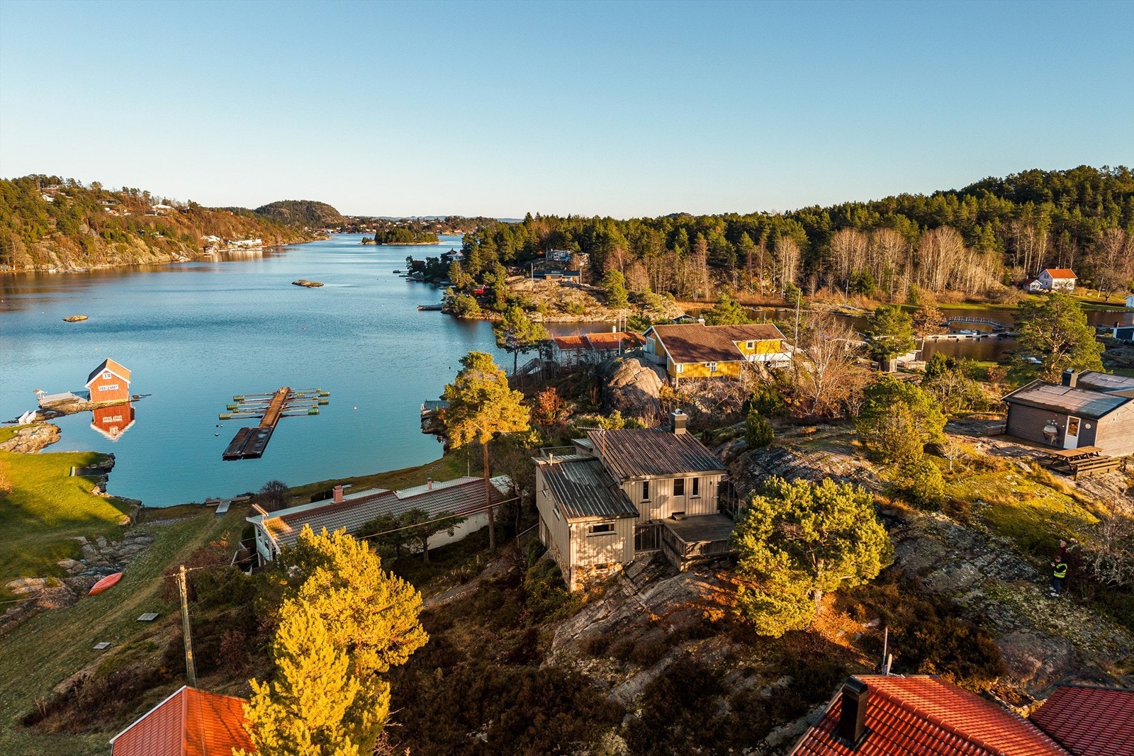 Hytta ligger i et etablert hytteområde med spredt bebyggelse i umiddelbar nærhet til sjøen. Galleribilde