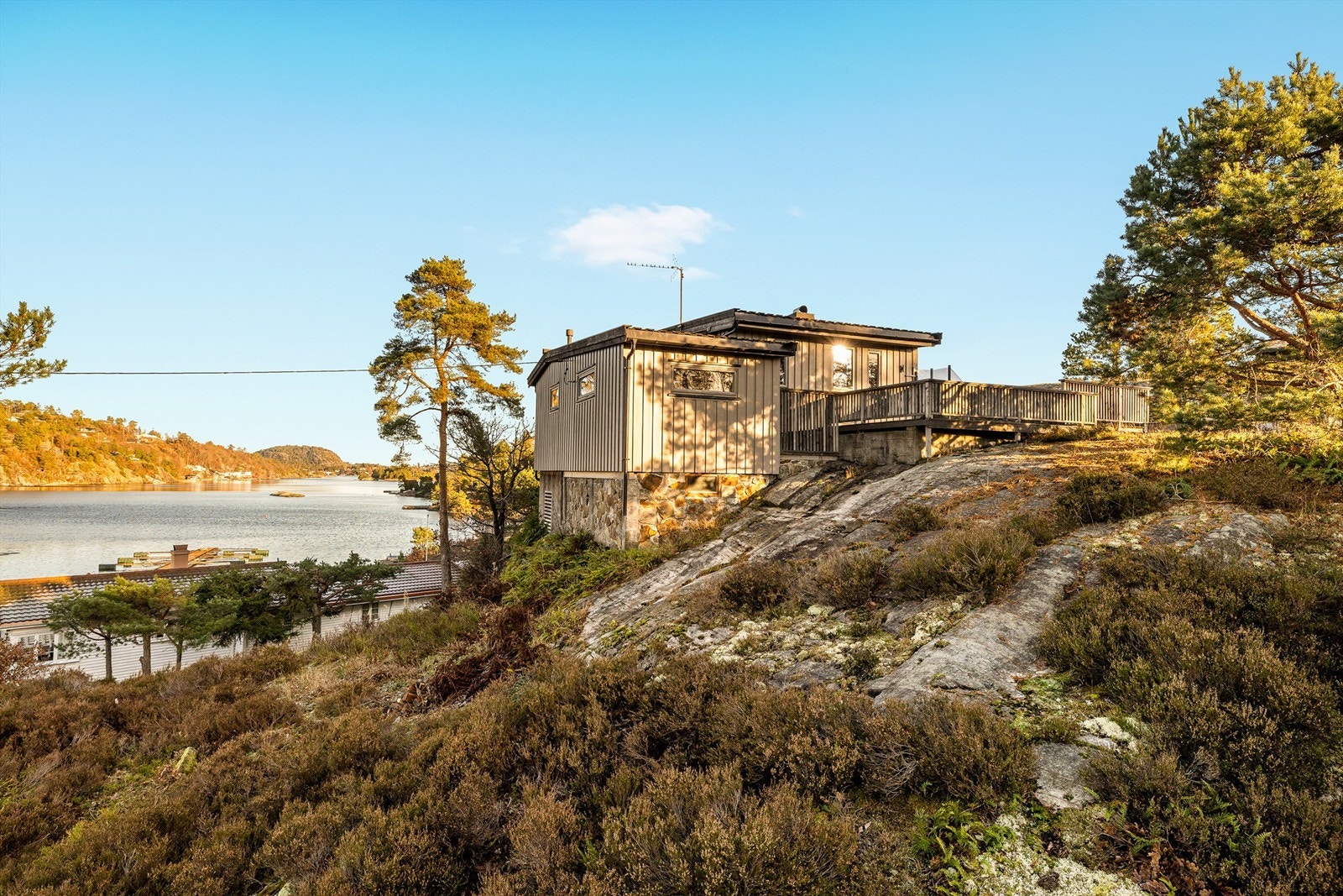 Tomten består også av noe naturtomt med fjellknauser, lyng og annen vegetasjon. Galleribilde