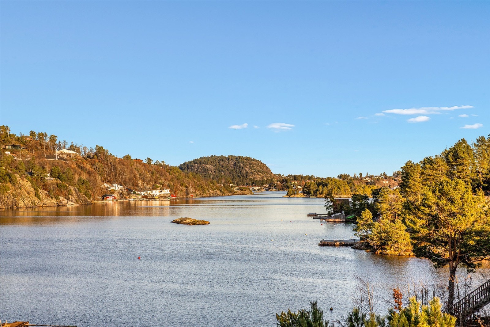 Utsikt utover fjorden fra eiendommen. Galleribilde
