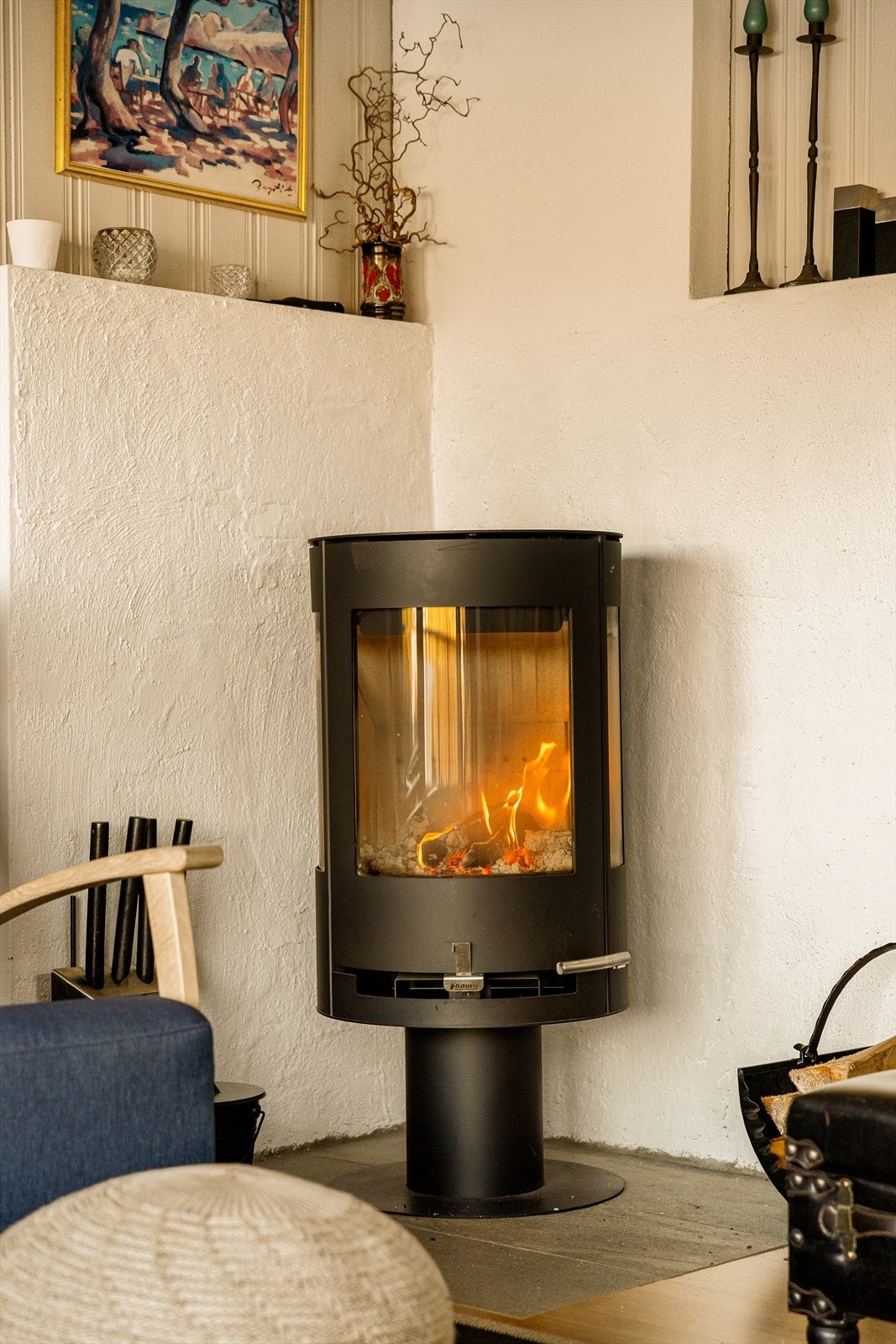 Peisovnen er strategisk plassert for å varme opp stuen effektivt. Galleribilde