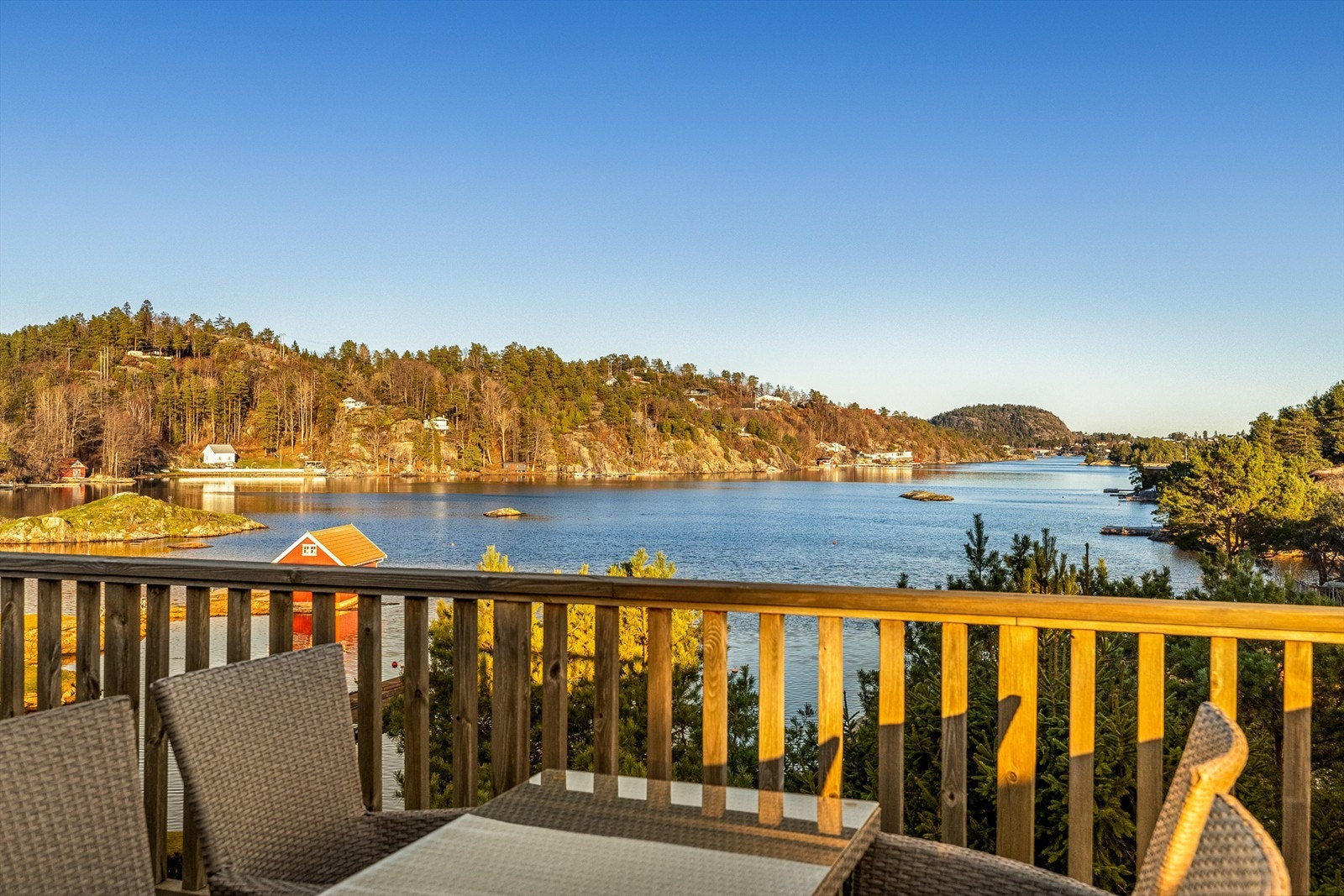 Utsikten fra terrassen er fri og uhindret mot sjøen. Galleribilde