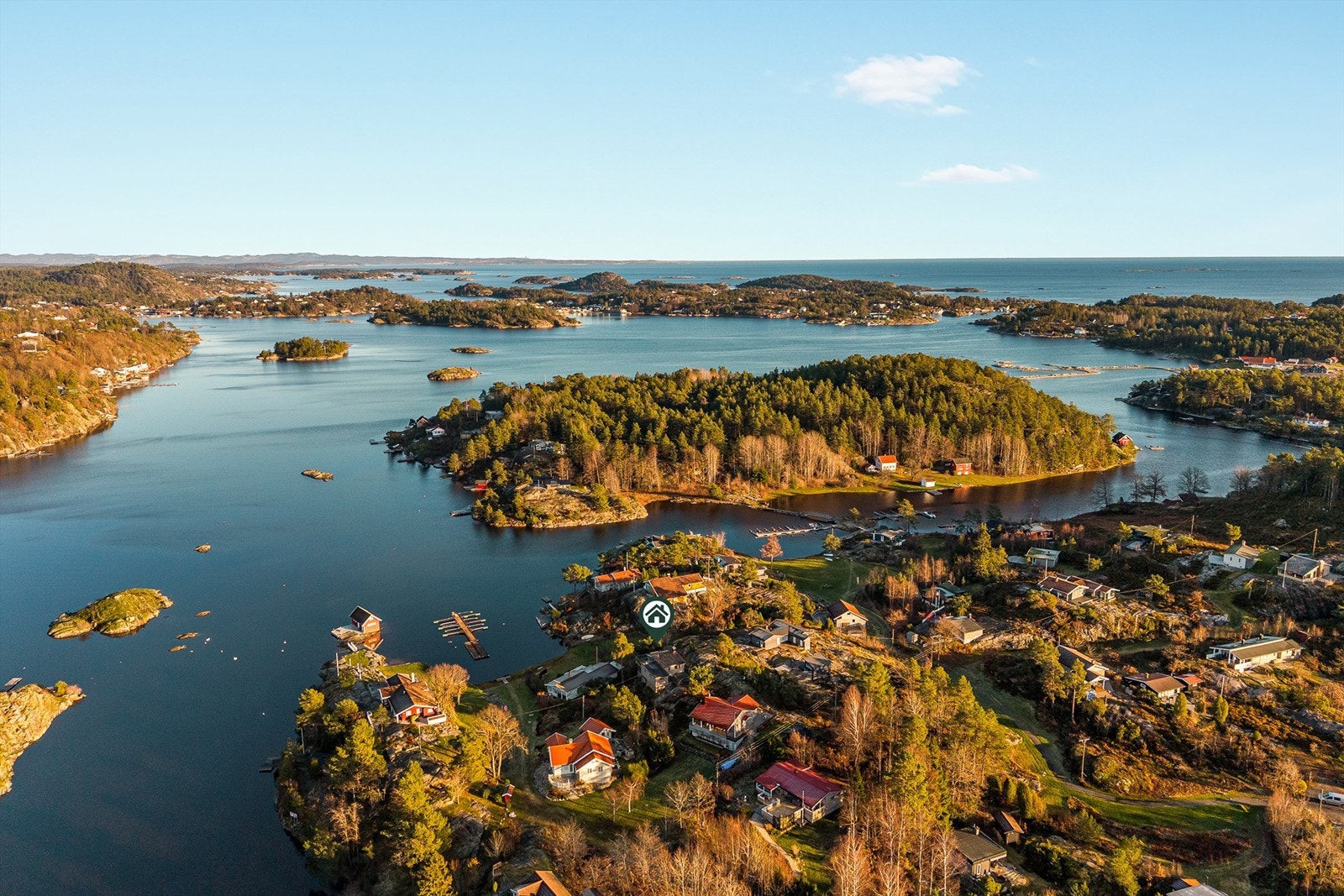Eiendommen ligger midt i den vakre skjærgården i Bamble. Galleribilde