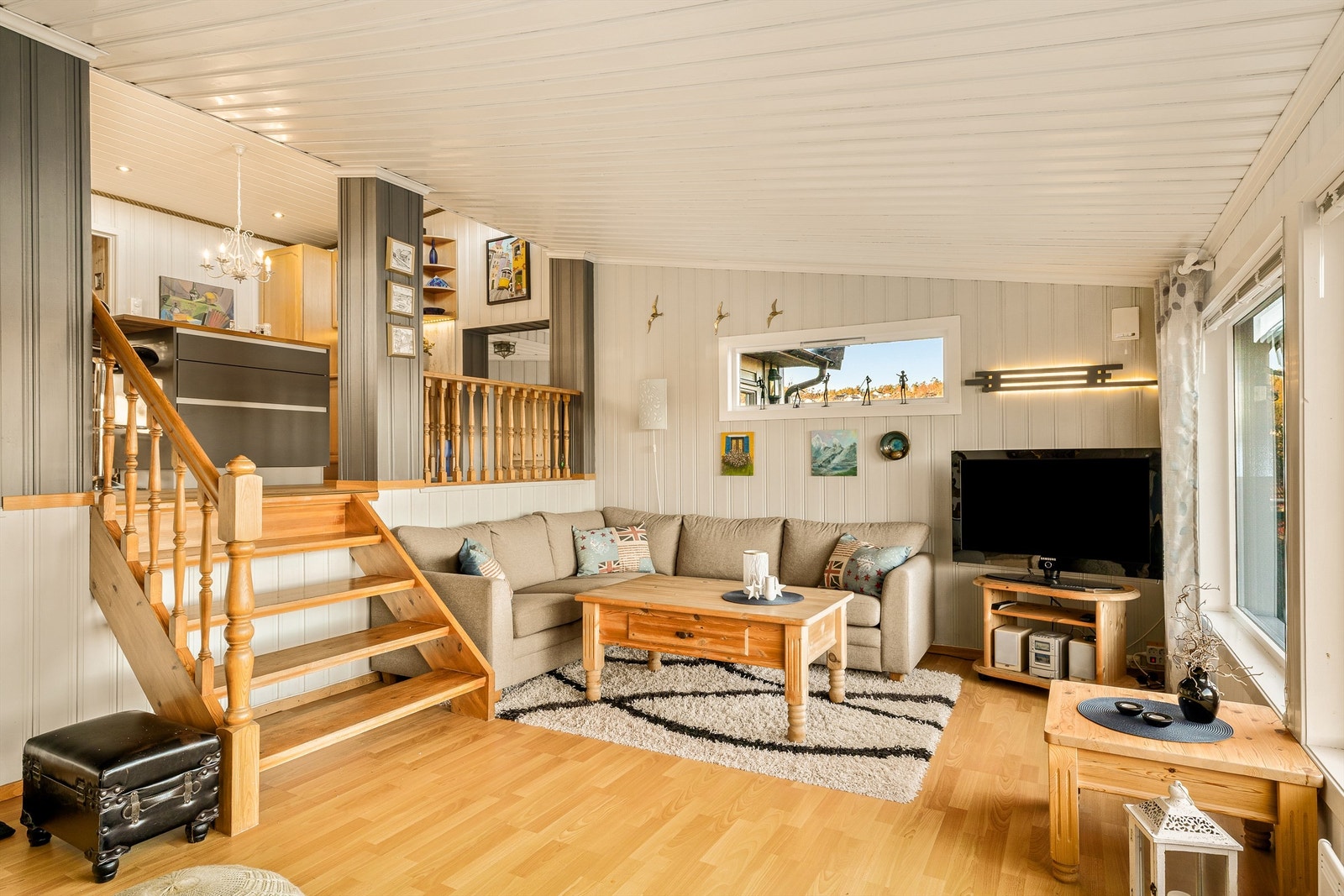 Stuen er et lyst og åpent rom med flere nivåer som skaper en naturlig inndeling. Galleribilde