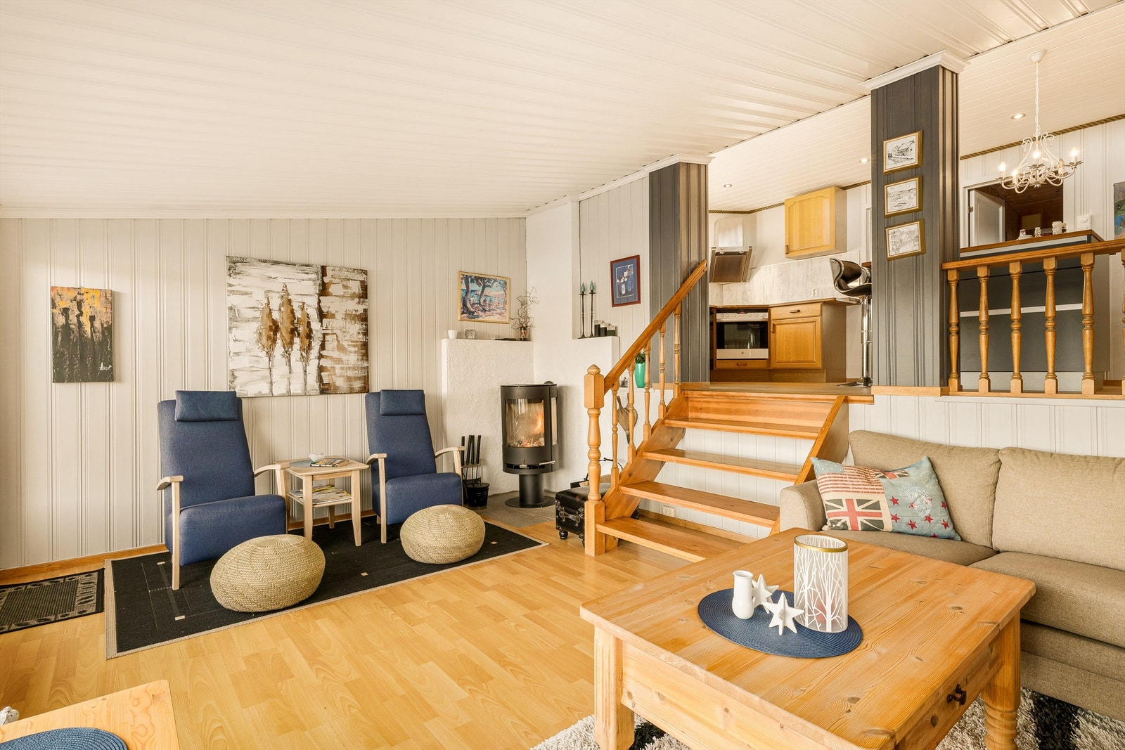 Den åpne løsningen mot kjøkkenet gir en sosial og inkluderende atmosfære. Galleribilde