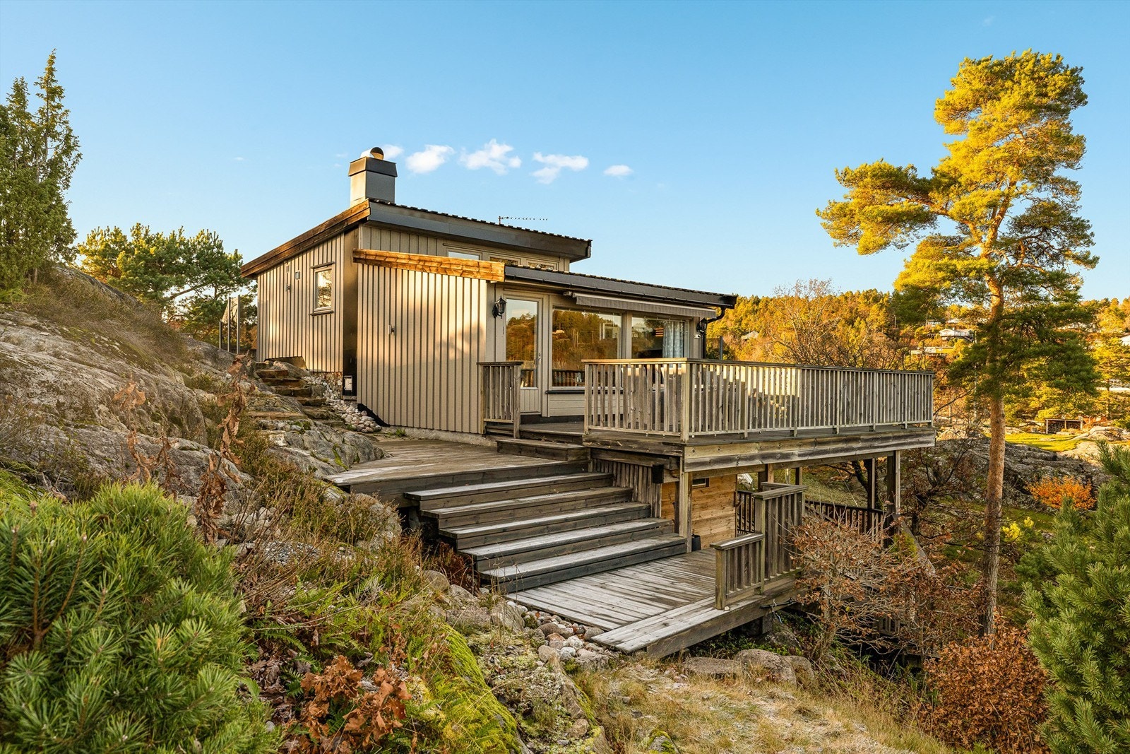 Hytta ligger fint på et høydedrag med fin sjøutsikt. Galleribilde