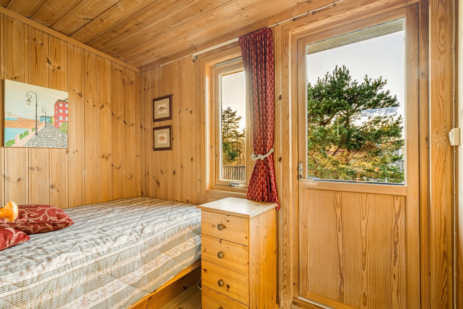 Det andre soverommet har enkeltseng og direkte utgang til terrassen bak hytta. Galleribilde