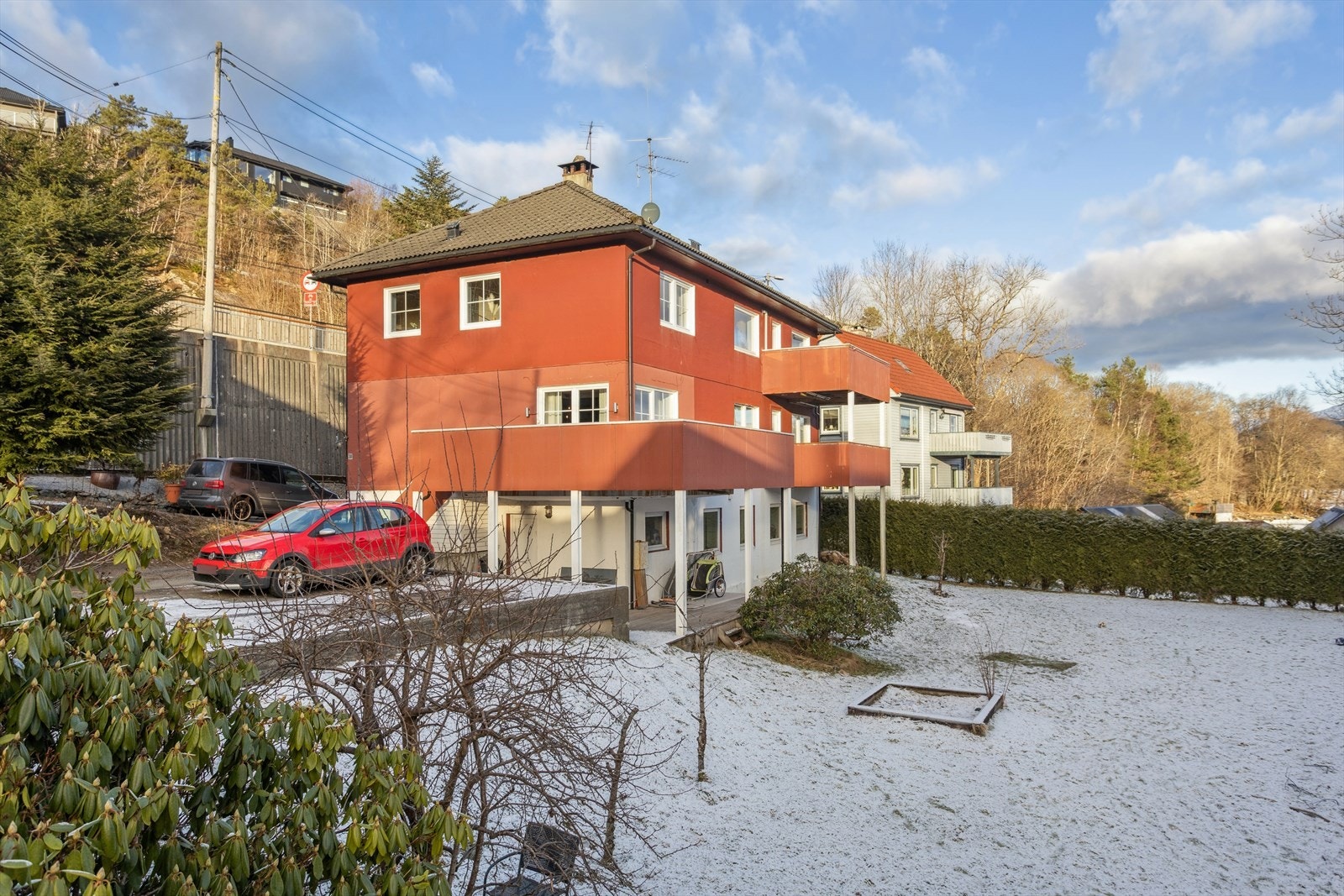 Leiligheten har en sentral beliggenhet på Bønes i enden av en blindvei. Herfra er det gangavstand til skoler, barnehager og butikk. Galleribilde