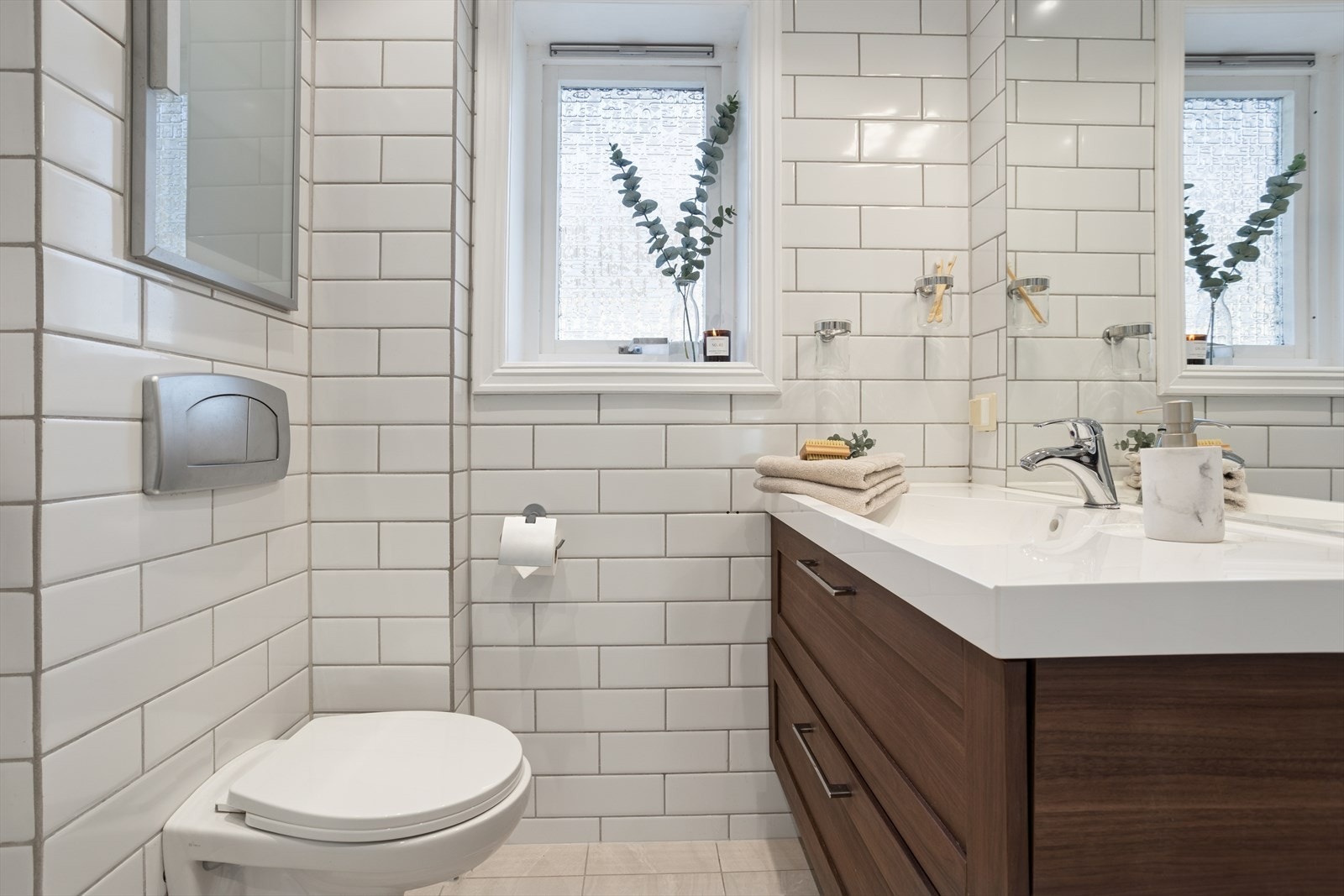 Badet er utstyrt med vegghengt toalett, sevant med innredning og dusj. Galleribilde