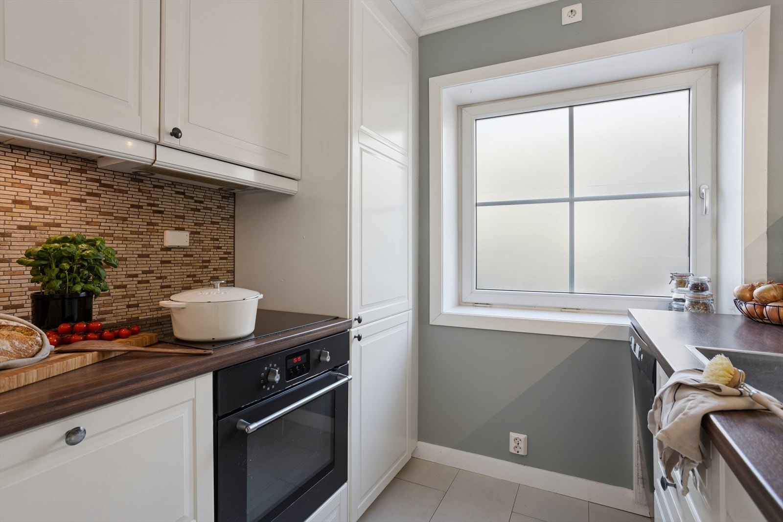 Integrert stekeovn, induksjonstopp og kjøl/fryseskap medfølger salget. Galleribilde