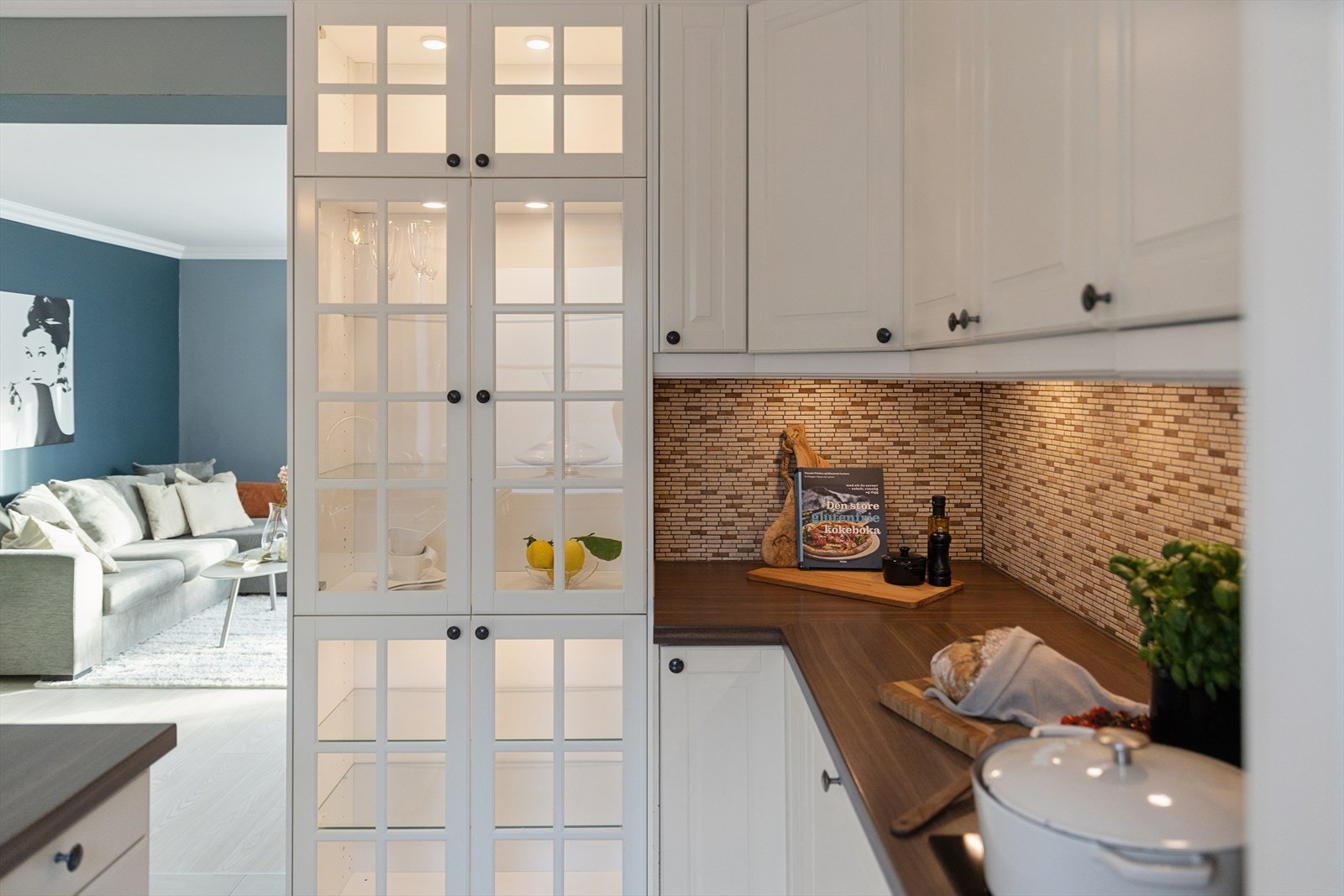 Kjøkkeninnredningen er fra IKEA og var ny i 2013. Galleribilde