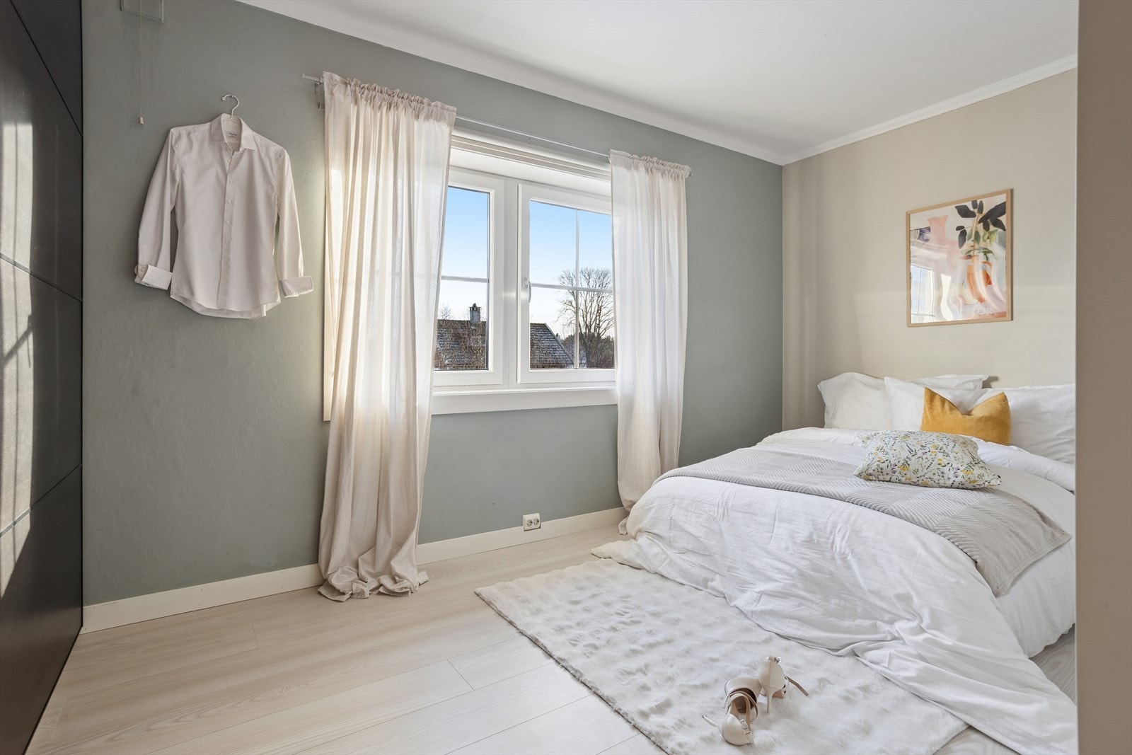 i 2. etasje er det 3 soverom, bad og gang. Galleribilde