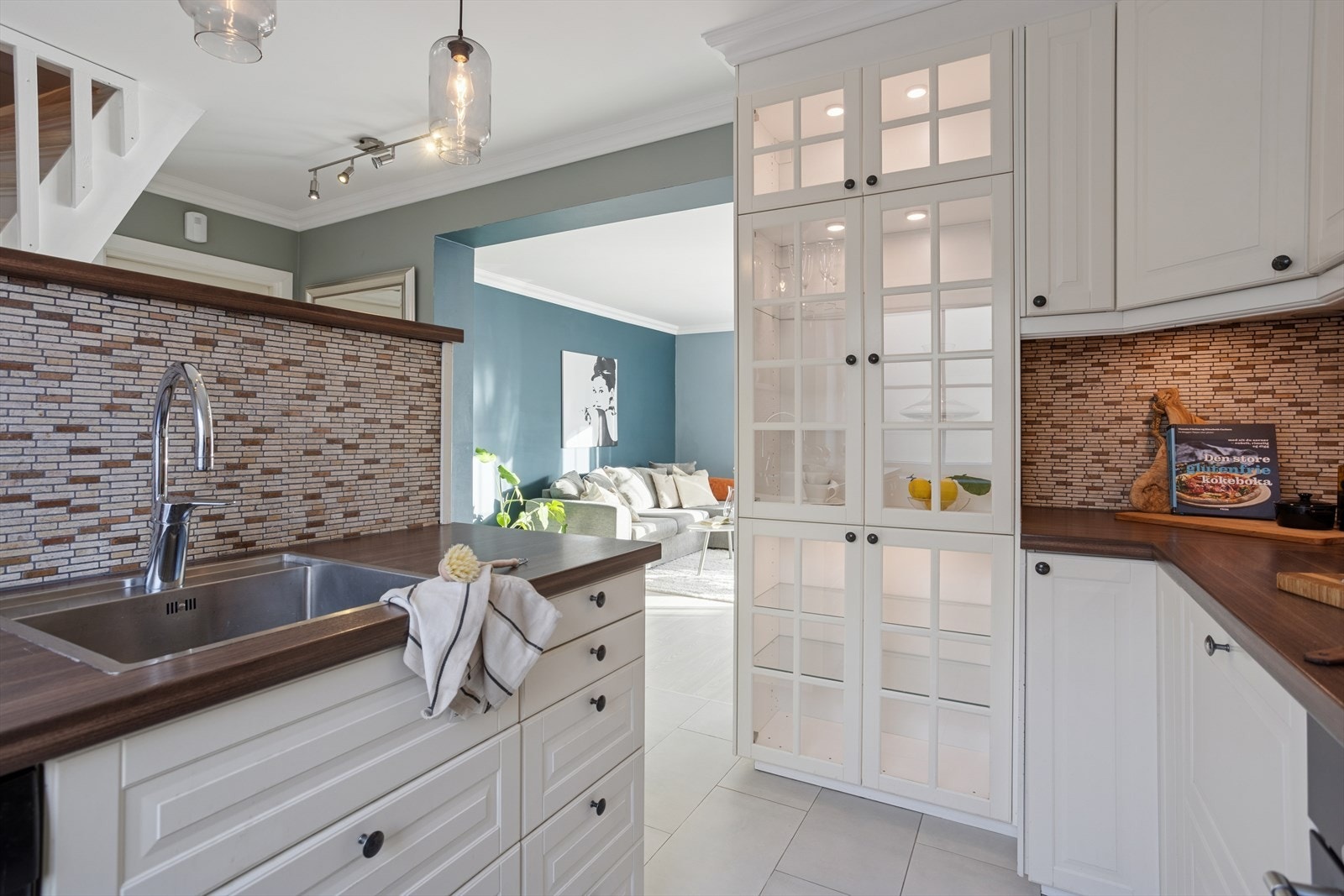 Det er god skap- og benkeplass. Galleribilde