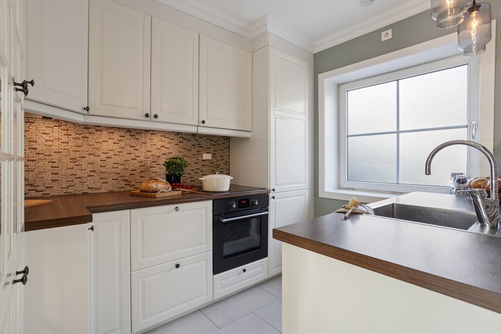 Kjøkkenet ligger i en delvis åpen løsning mot stuen. Galleribilde