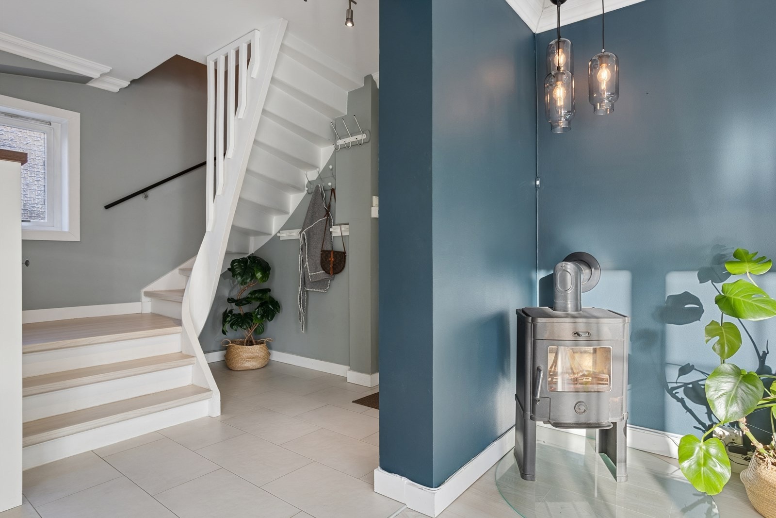 I entrèen er det plass til å henge fra seg yttertøy. Galleribilde