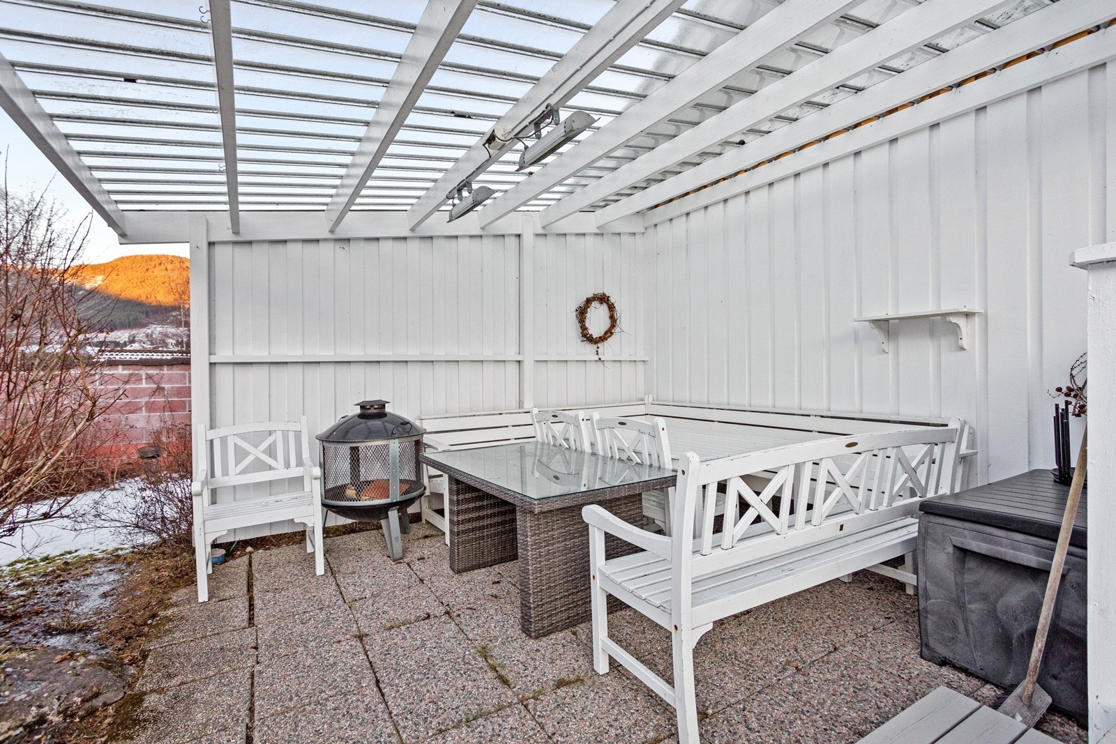 Triveleg overbygd uteplass som gjer at ein kan sitte lunt og skjerma. Galleribilde