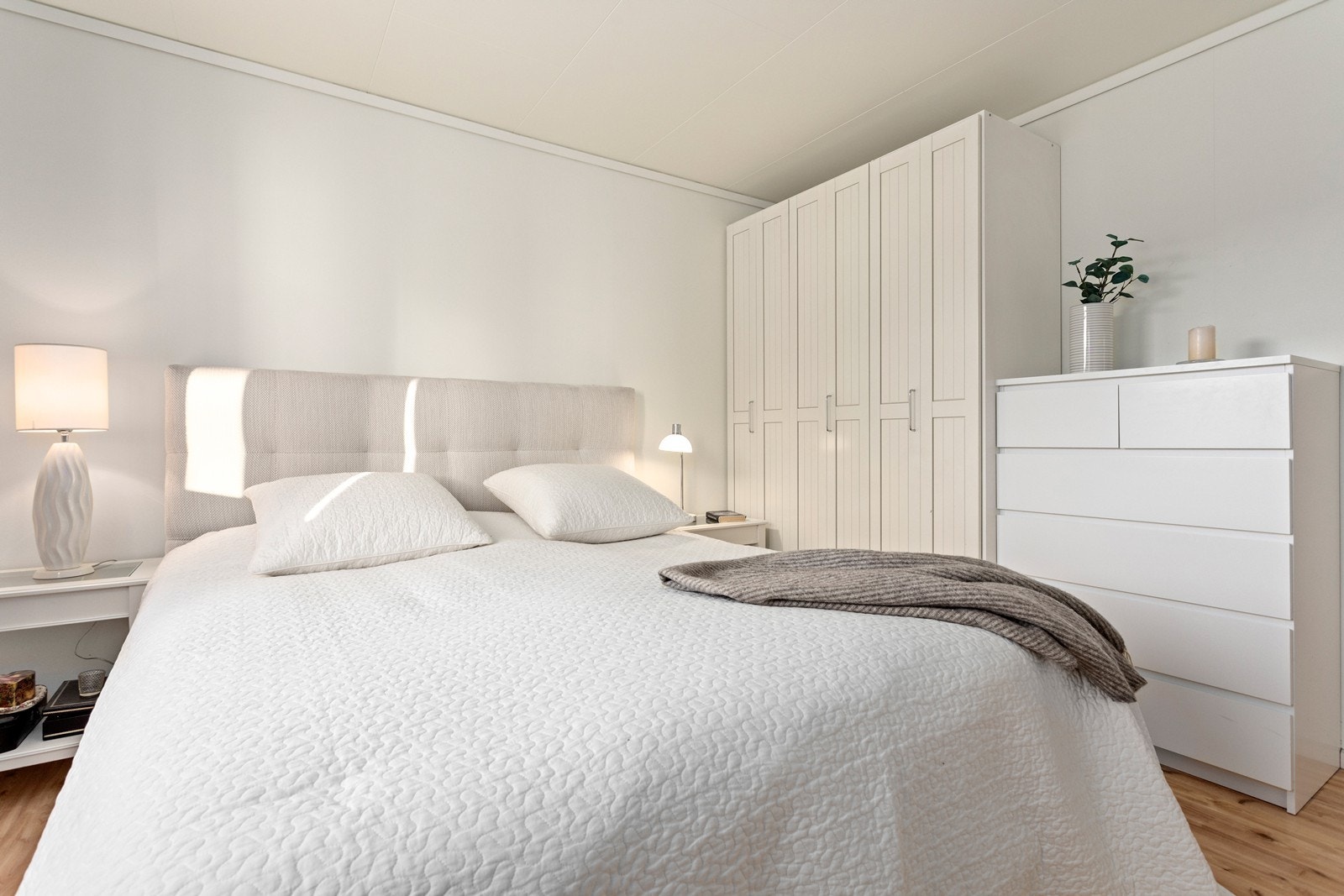 Det er tre gode soverom i underetasjen. Galleribilde