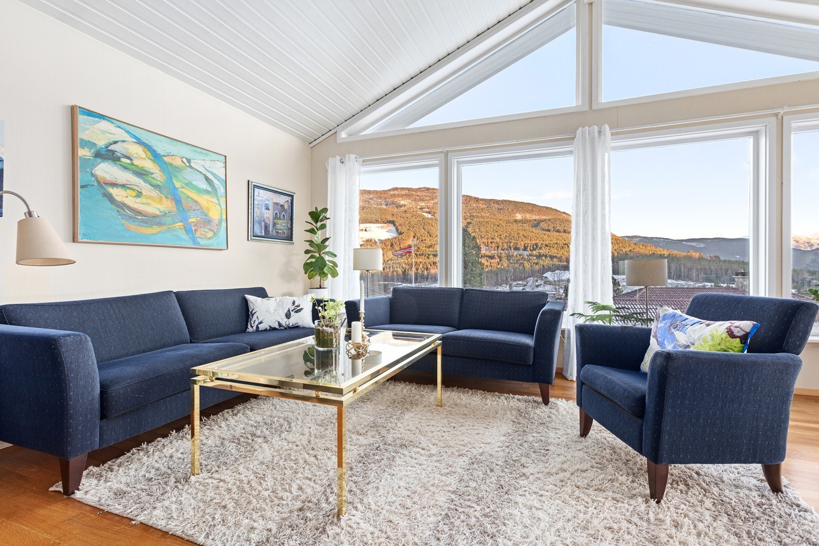 Dei gode vindaugsflatene gir flott utsikt over nærområdet. Galleribilde