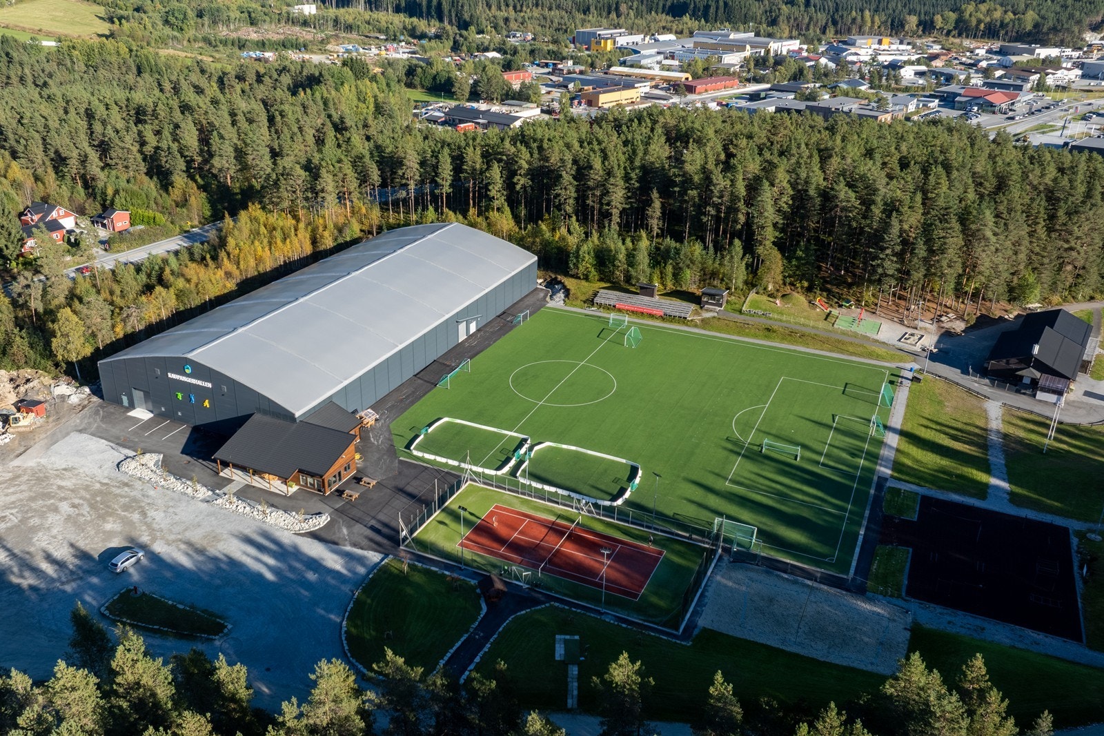 I nærområdet finn ein også Kaupanger Idrettspark med hall som inneheld fotballbane, padel og rullepark. Utandørs er det tennisbane, fotballbaner, Tuftepark, frisbeegolf og pump track. Galleribilde