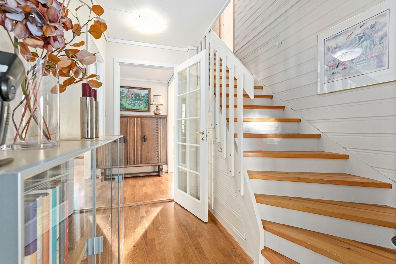 Bustaden er familievenleg og innhaldsrik med romslege planløysingar over tre etasjar. Galleribilde