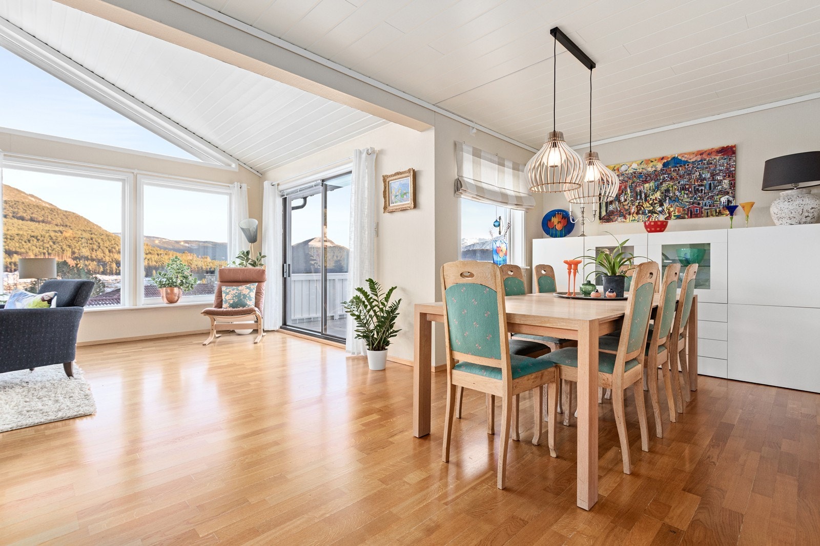 God plass til stort spisebord. Galleribilde