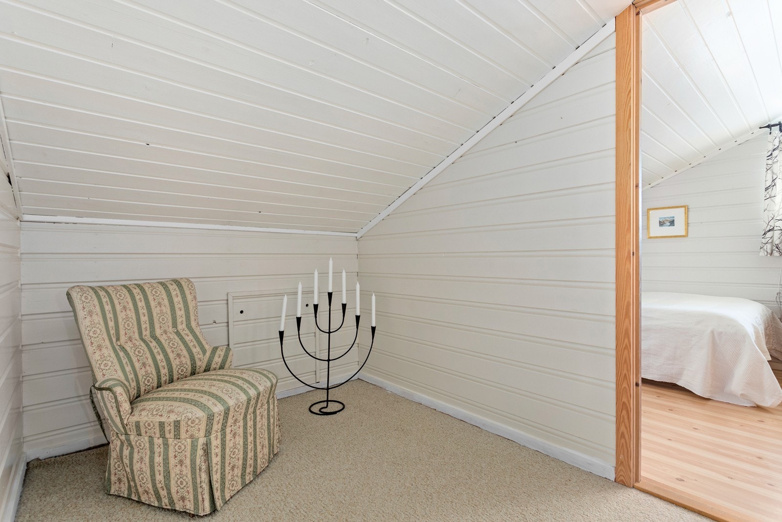 2. etasje er innreia med gang og to soverom (soveromma er ikkje omsøkt og godkjent iht. teikningar). Galleribilde