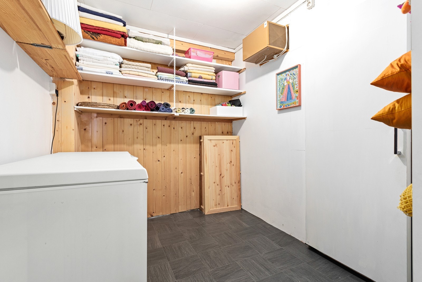 Bod med praktiske hyller. Galleribilde