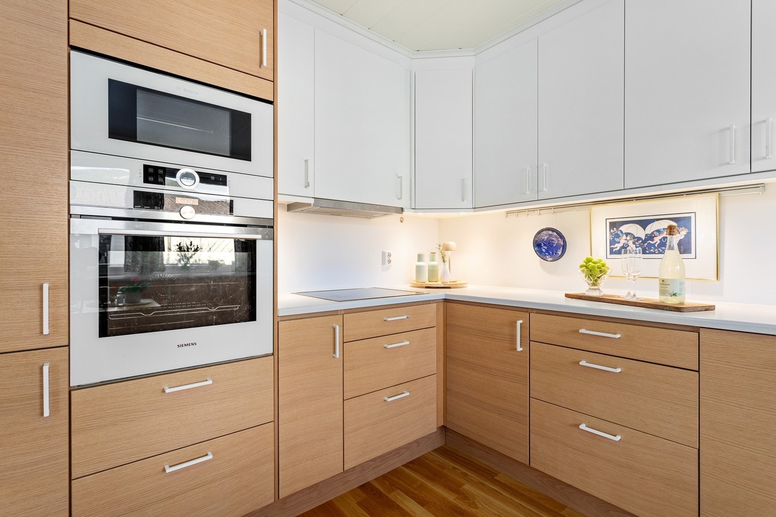 Integrerte kvitevarer i form av platetopp, oppvaskmaskin, steikeomn, mikrobølgeomn og kjøl/fryseskap. Galleribilde