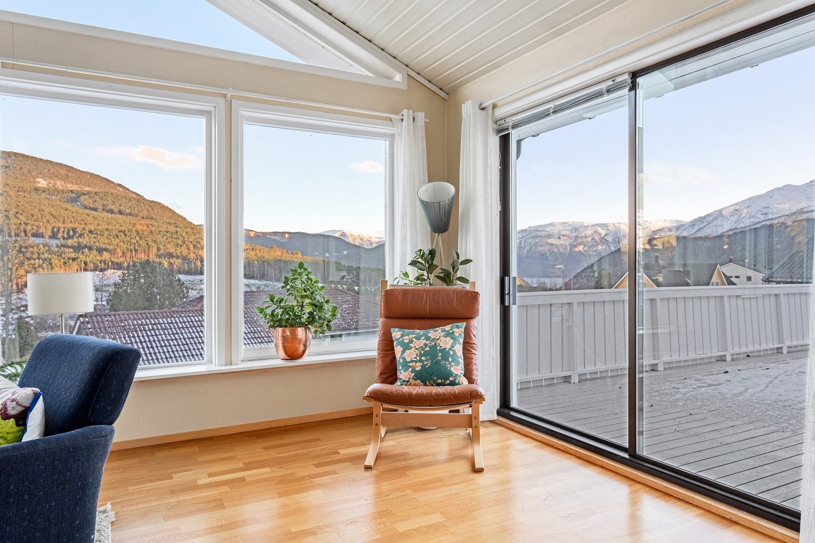 Frå stova er det utgang via skyvedør til stor terrasse. Galleribilde