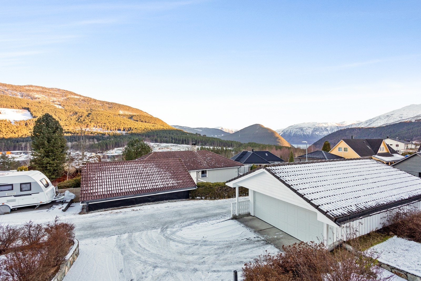 Asfaltert tun med gode parkeringsforhold. Galleribilde