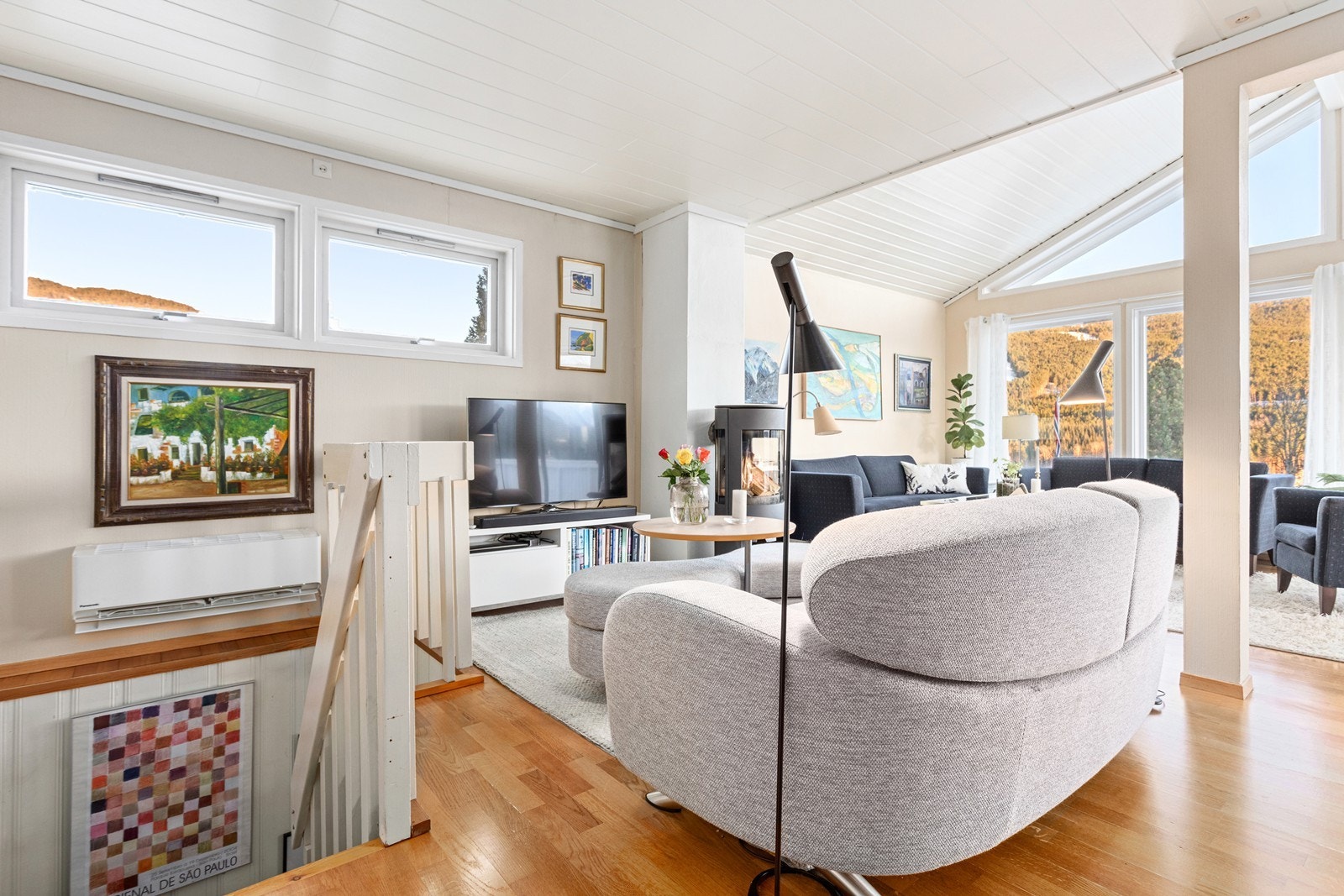 Det er montert varmepumpe i trappeoppgang som sørgar for stabilt inneklima året rundt. Galleribilde