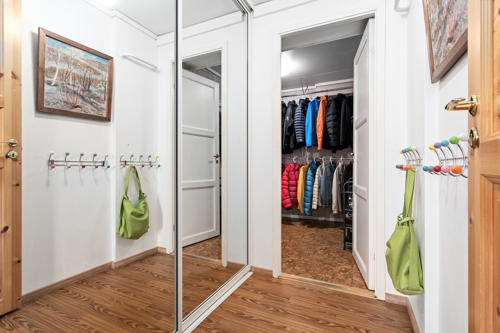 Bustaden har svært god plass til oppbevaring i fleire boder samt praktisk skyvedørsgarderobe. Galleribilde