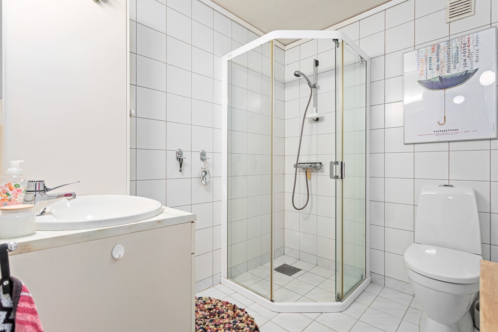 Heilflisa bad utstyrt med baderomsinnreiing, dusjnisje og toalett. Galleribilde