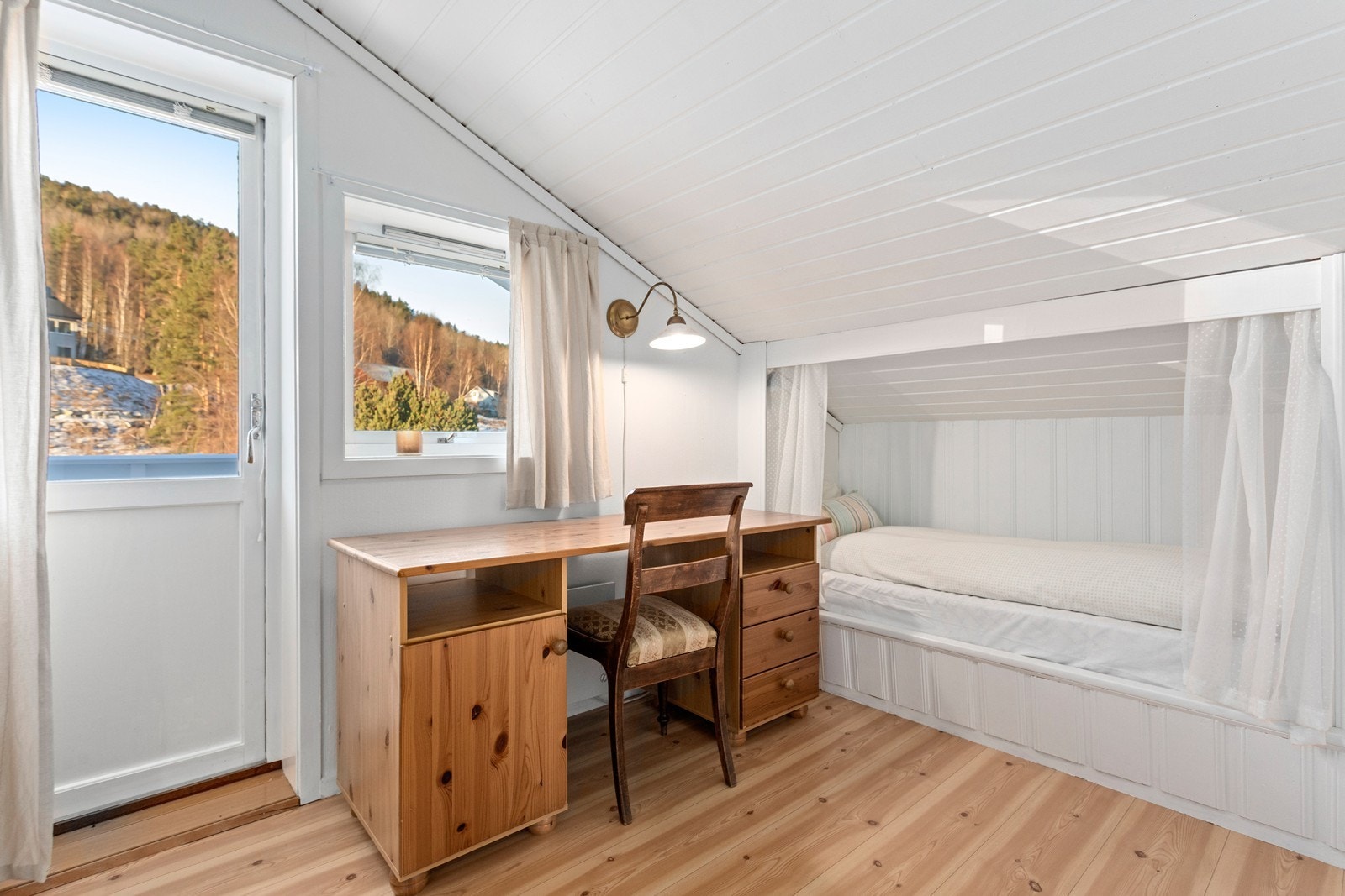 Plassbygd seng under kneveggen gir god utnyttelse av rommet. Galleribilde