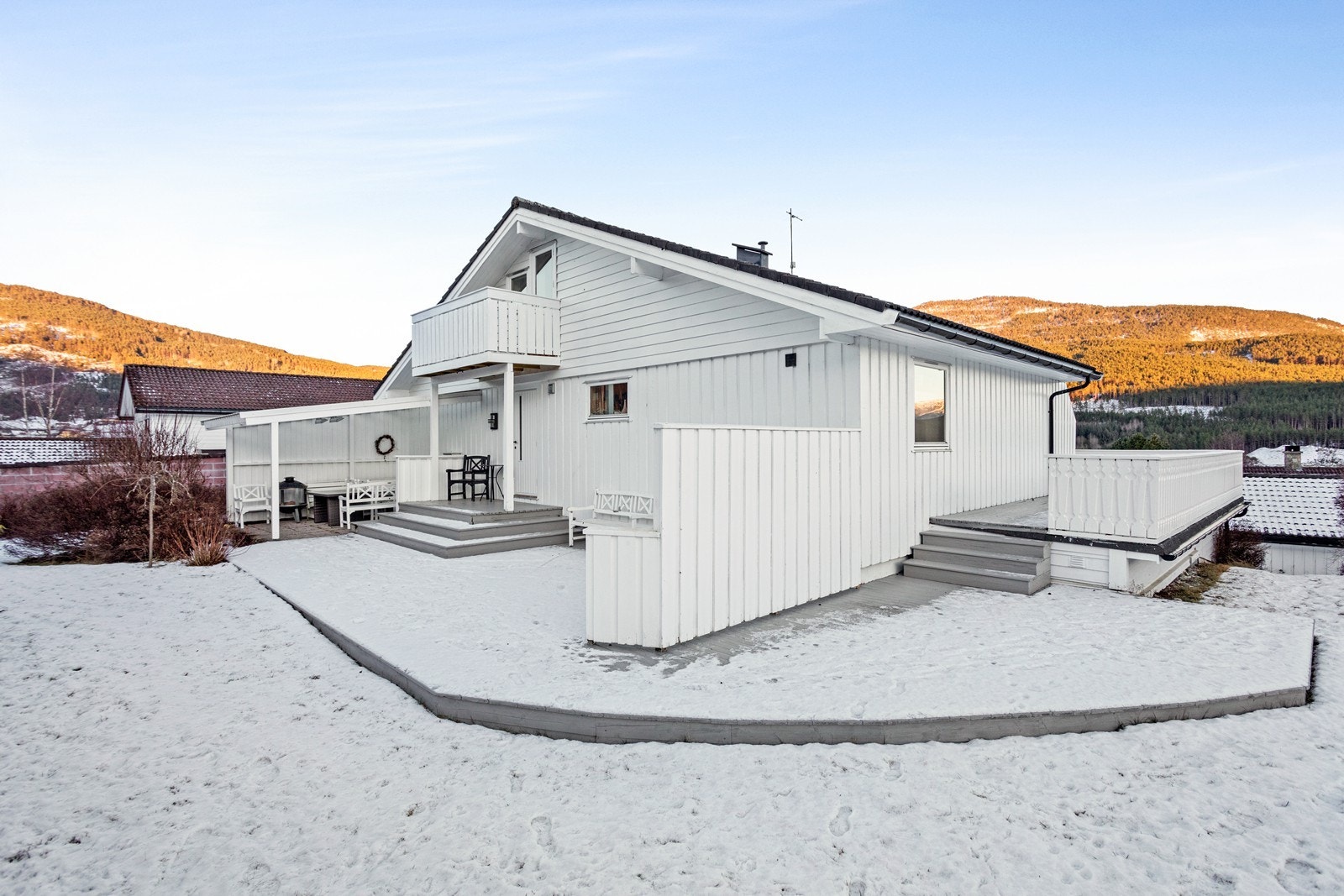 Den store terrassen gir fleire fine uteplassar, her kan ein flytte seg etter sola. Galleribilde