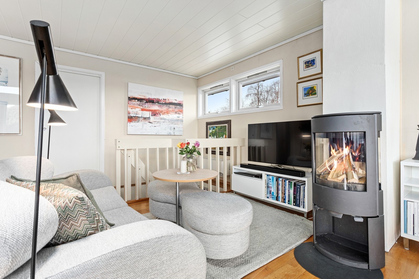 Koseleg tv-krok med peisomn som varmar godt på kalde dagar. Galleribilde