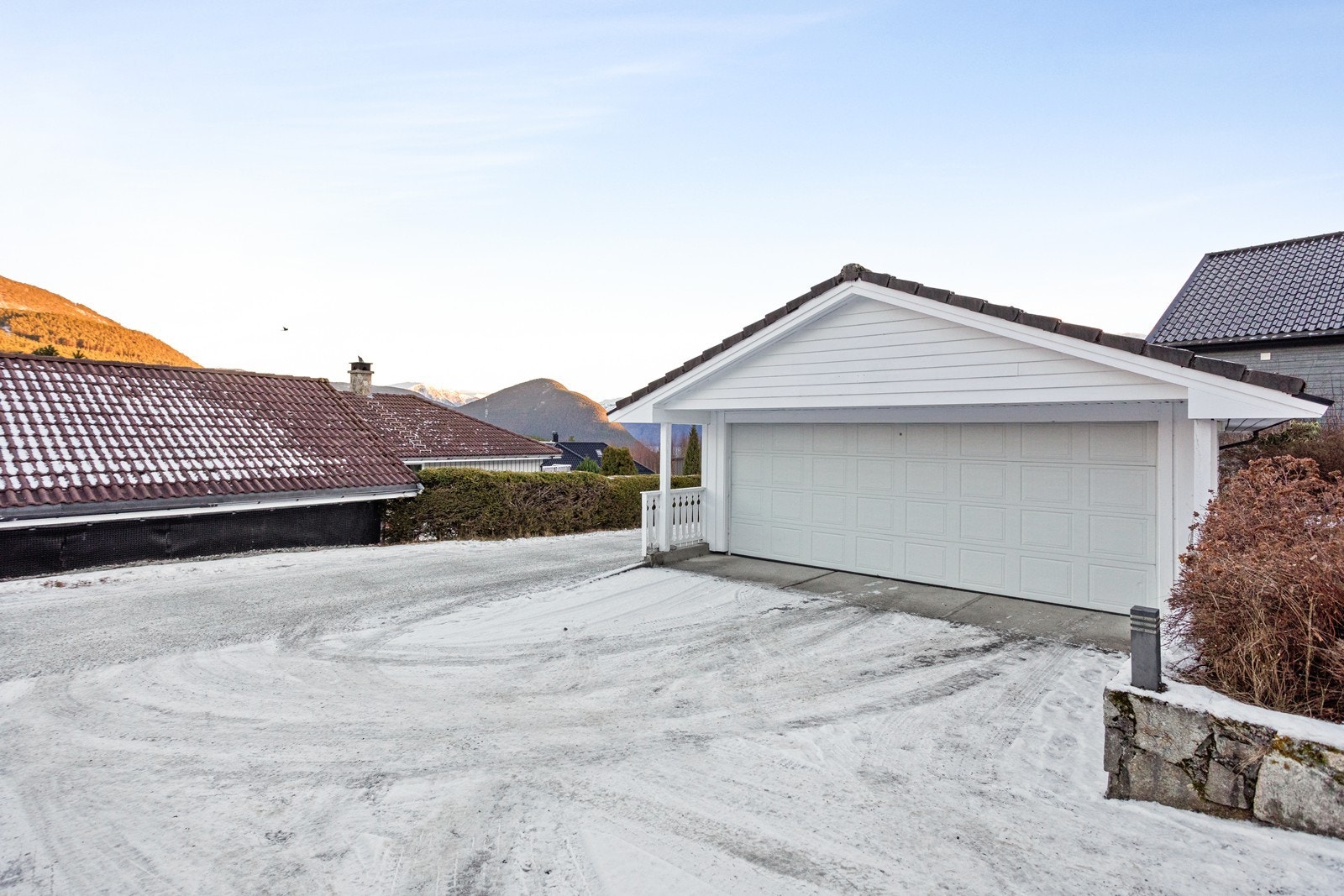 Det er også høve for innandørs parkering i dobbel garasje. Galleribilde