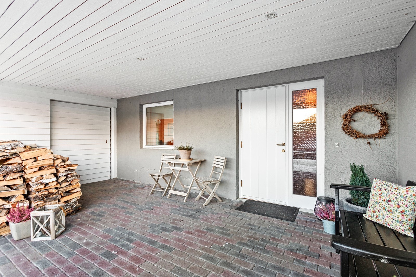 Bustaden har inngang både i underetasje og 1. etasje. Underetasjen har inngang frå flott og overbygd inngangsparti med plass til utemøblar. Galleribilde