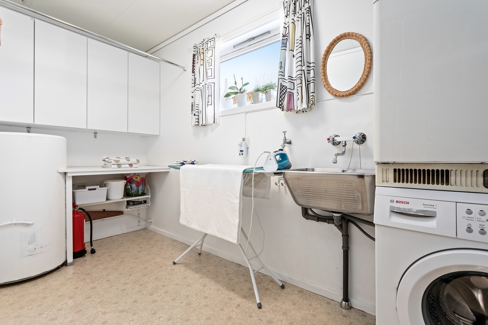 Vaskerom med opplegg til vaskemaskin og skyllekar i stål. Galleribilde