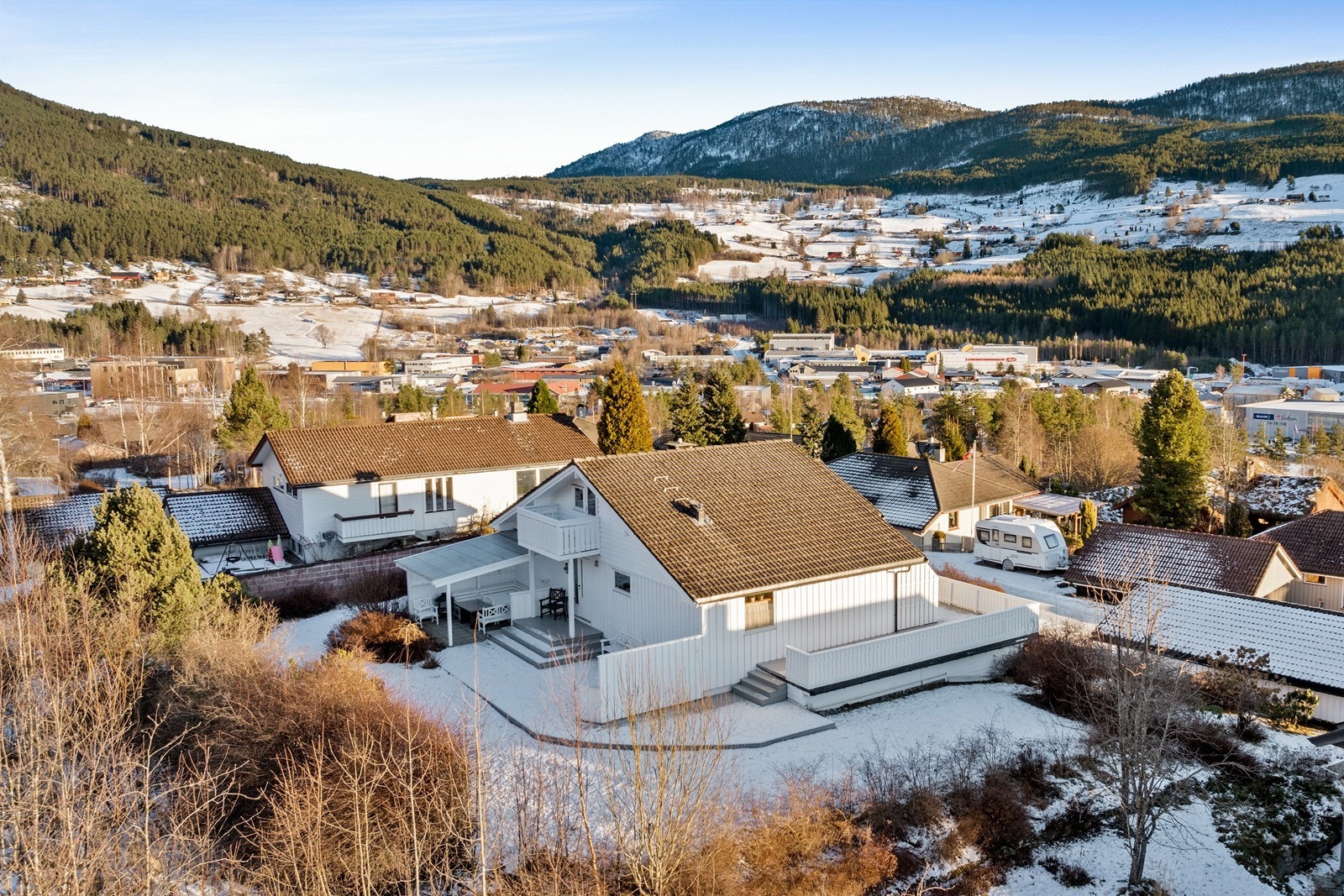 Eigedomen byr på god boltreplass for både store og små - ute og inne. Galleribilde