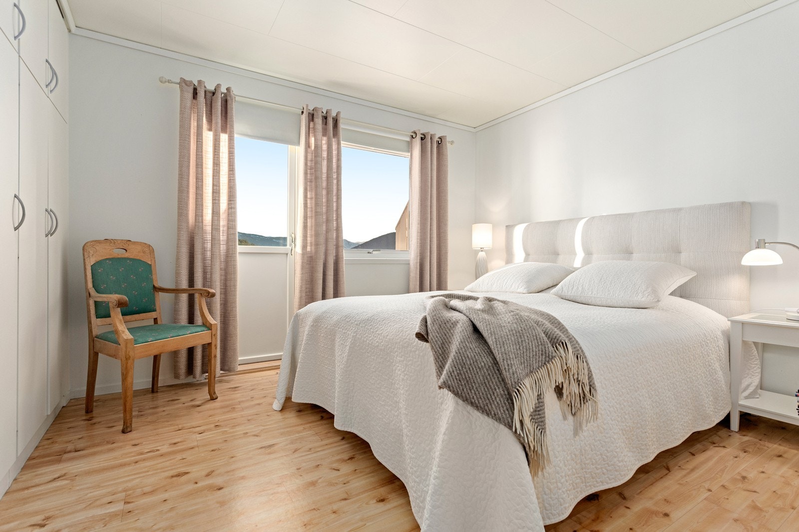 Det er eit soverom i 1. etasje. Soverommet er romsleg med plassbygde skap og direkte utgang til terrasse. Galleribilde