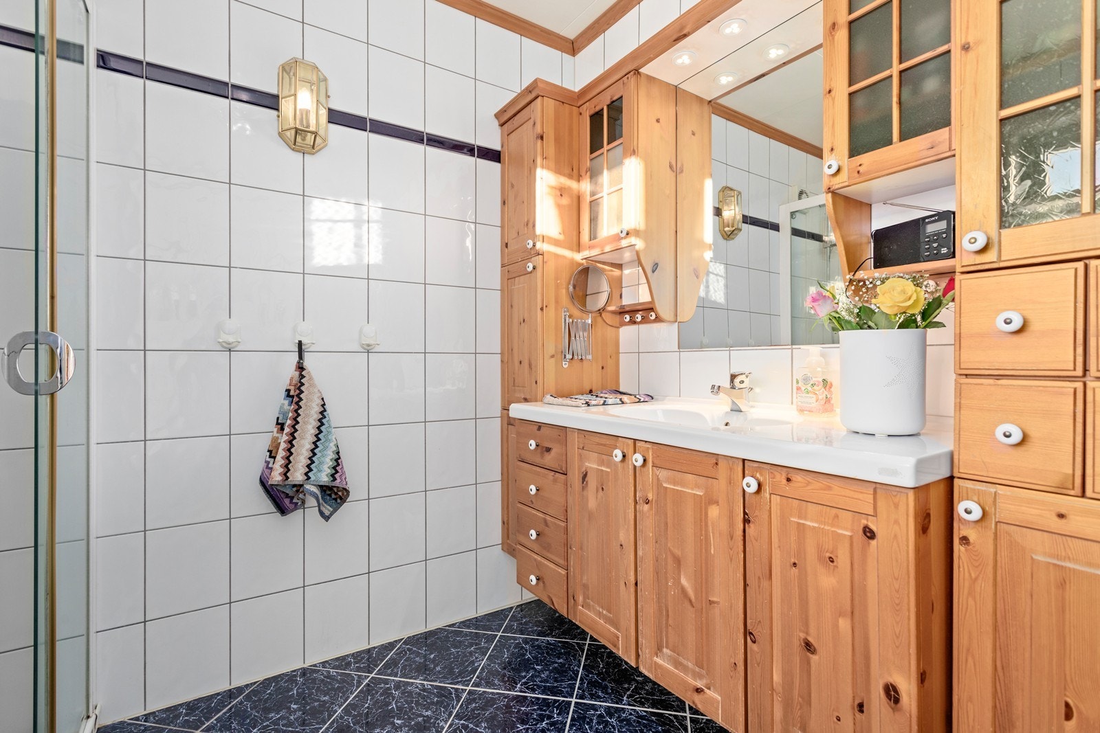 Romsleg baderomsinnreiing med god oppbevaringsplass. Galleribilde