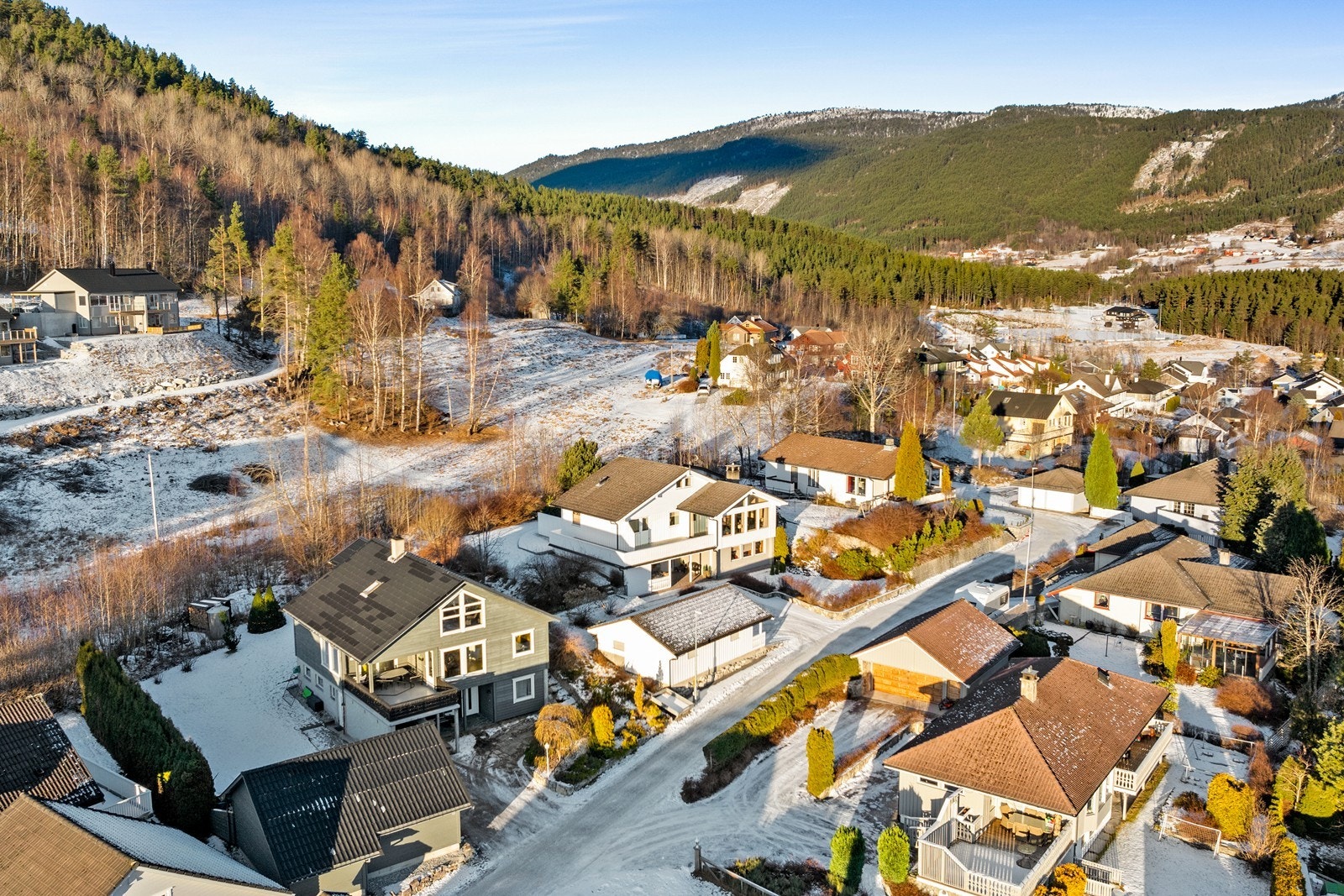 Eigedomen har flott turterreng for store og små rett utanfor døra. Galleribilde