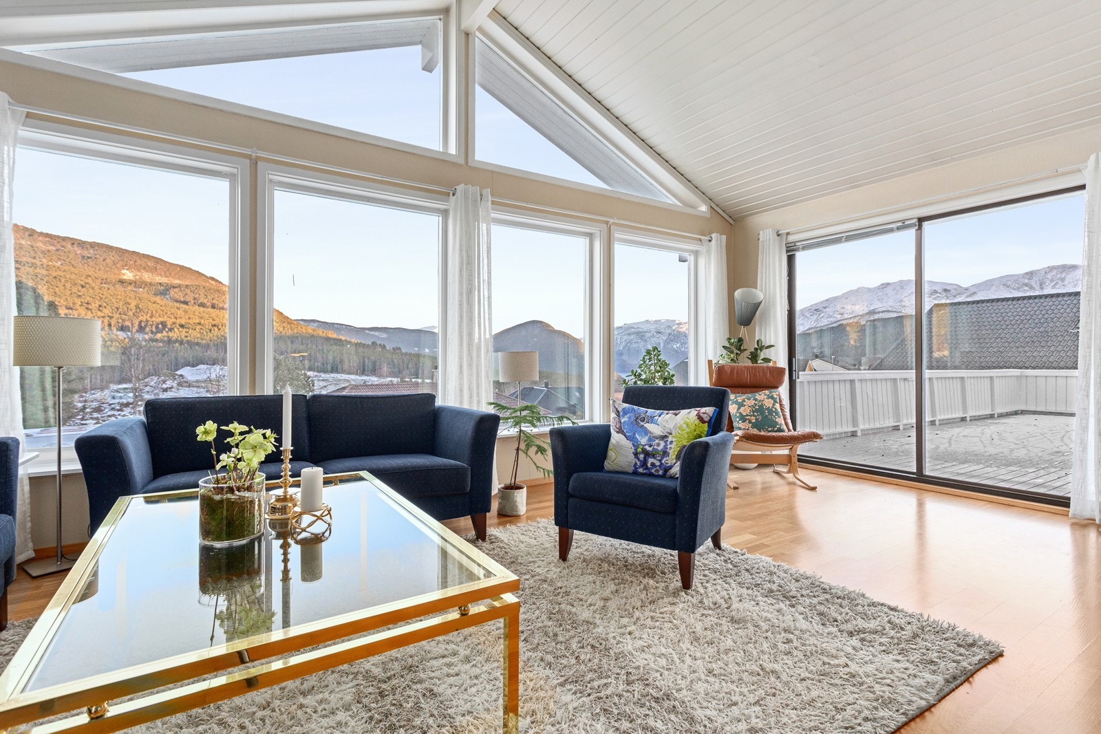 Lys. luftig og open stove med god takhøgde og store vindaugsflater som slepp inn rikeleg med naturleg lys. Galleribilde