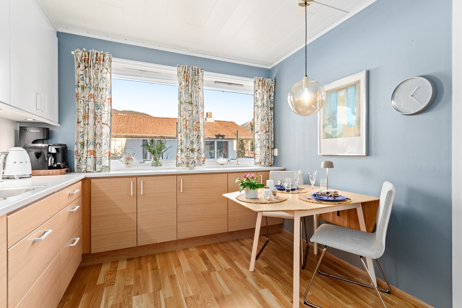 Kjøkkenet har også plass til kjøkkenbord. Galleribilde