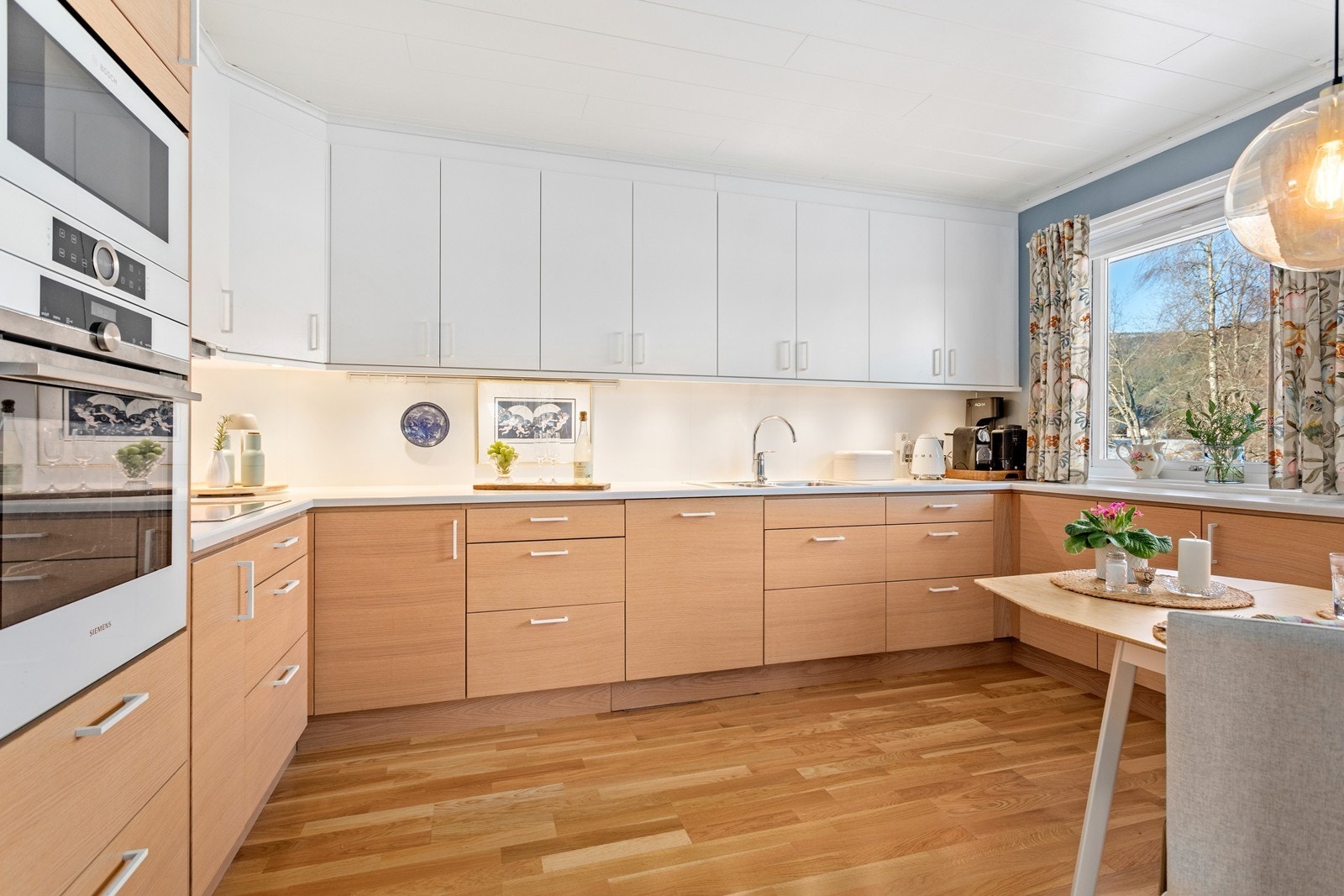 Triveleg kjøkken med tidlaus innreiing frå Drømmekjøkken. Her er det svært god skap- og benkeplass. Galleribilde