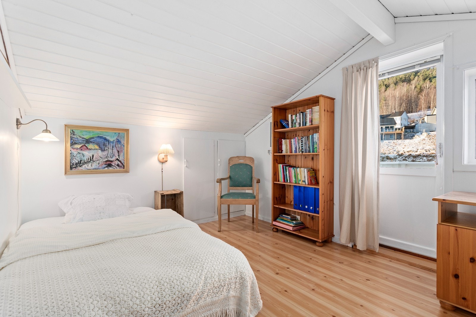 Rommet er av god størrelse og har utgang til terrasse. Galleribilde