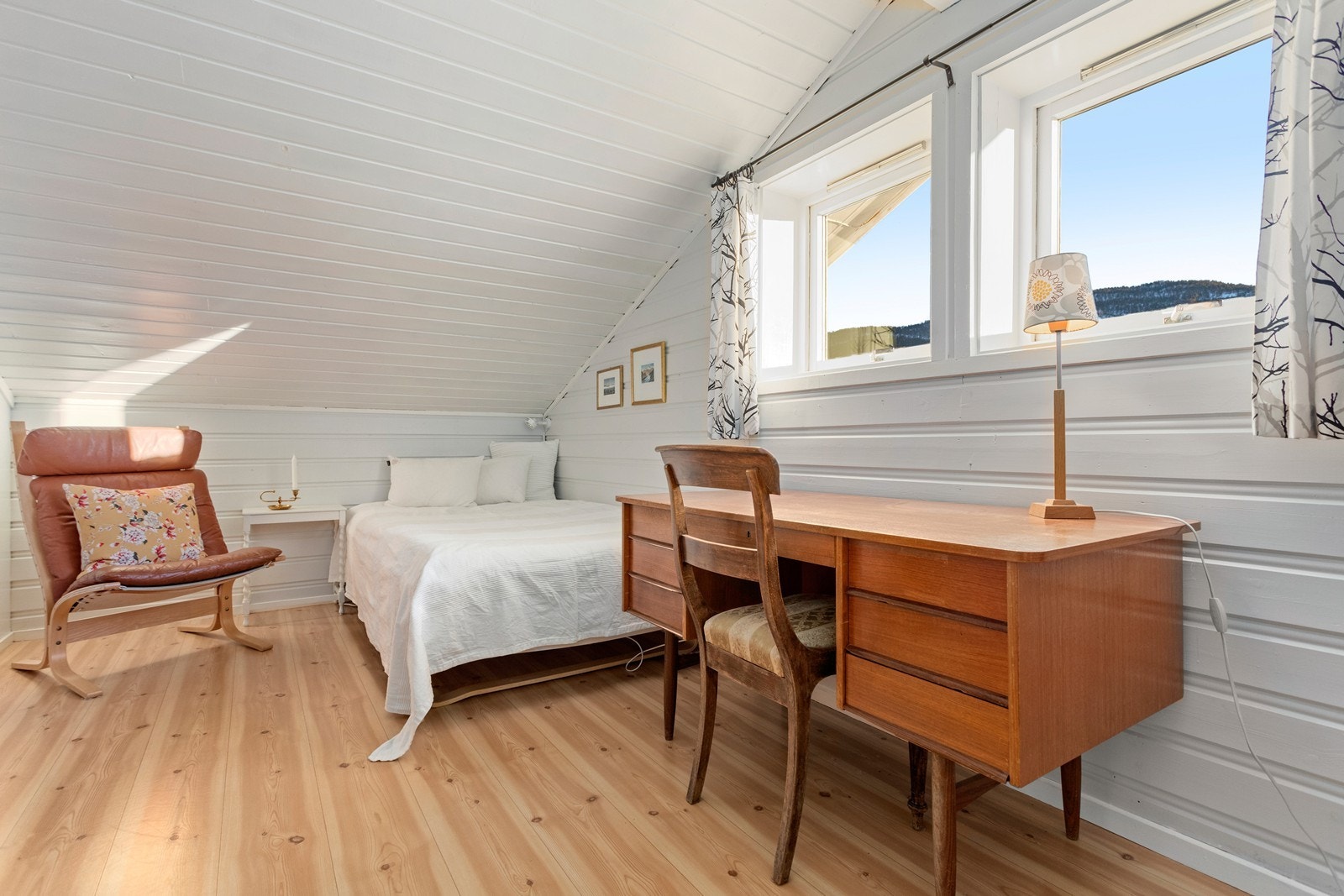 Det andre rommet i 2. etasje er også romsleg og har god plass til ønska innreiing. Galleribilde